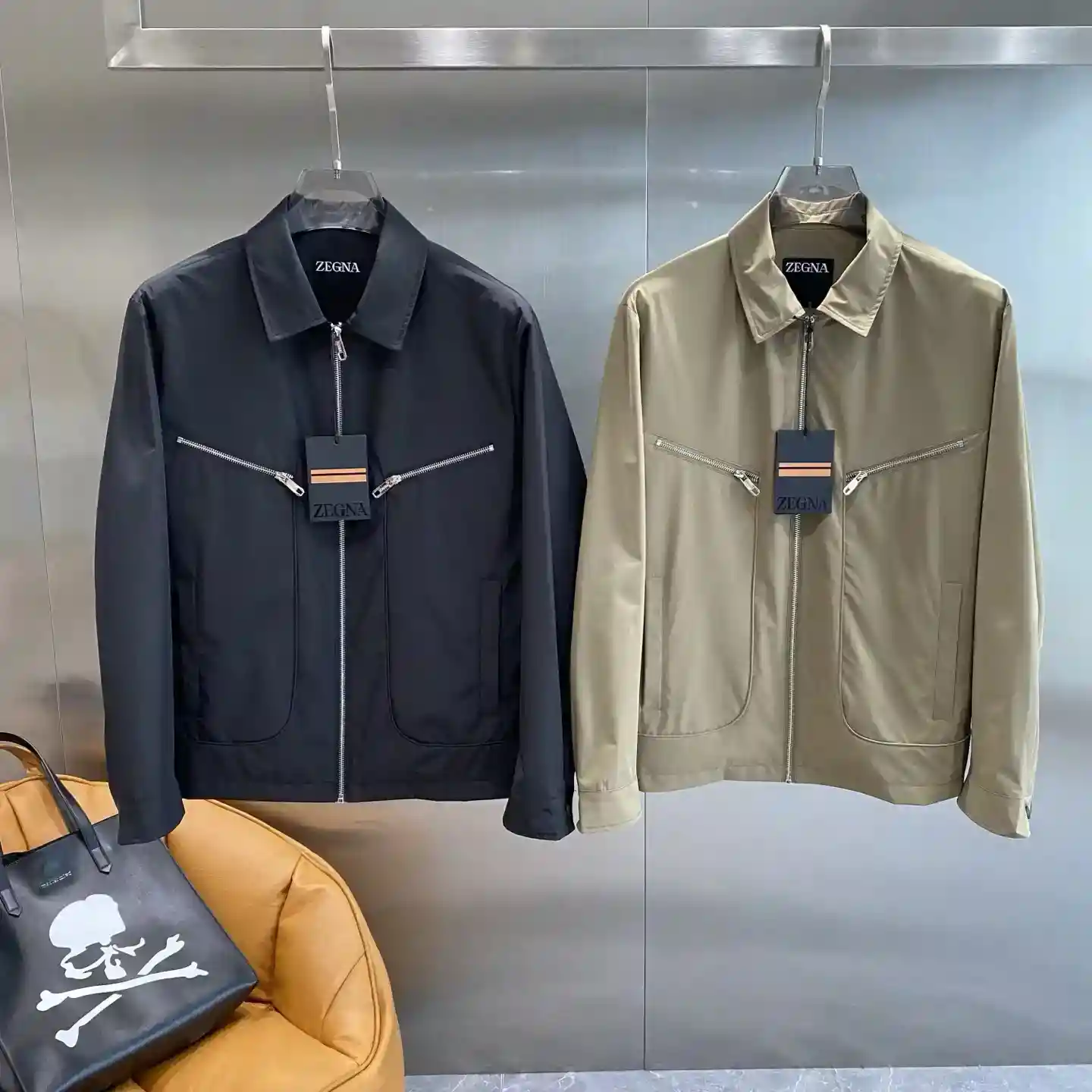 𝙉𝙚𝙬🤍 Zegna Veste interprétation du modèle de la mode masculine Conception de revers de loisir avec une fermeture à glissière unique détails décoratifs plein de à la fois à la mode et pratique texture du tissu est grand et robuste et confortable, qu'il soit associé à un pantalon d'affaires pour assister à une occasion formelle ou avec un. Les jeans décontractés peuvent facilement gérer les sorties quotidiennes pour montrer le goût de l'homme M-3XL 🅿️680-Sacs haute couture