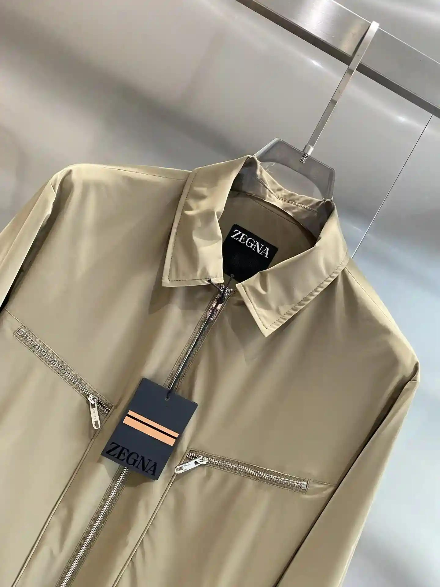 Image [3]-"𝙉𝙚𝙬🤍 Jeni's" veste Zegna interprète le style à la mode de l'homme Conception de revers de loisir avec une fermeture à glissière unique décorée avec plein de détails sont à la fois à la mode et pratique La texture du tissu est grande et robuste et confortable Que vous alliez avec un pantalon d'affaires pour assister à des occasions formelles ou avec un jean décontracté rue quotidienne peut être facilement géré pour montrer un goût de l'homme M-3XL 680. Que ce soit avec des pantalons d'affaires pour assister à des occasions formelles ou avec des jeans décontractés sortie quotidienne peut facilement gérer pour montrer le goût de l'homme M-3XL🅿️680-sacs de haute-fashion