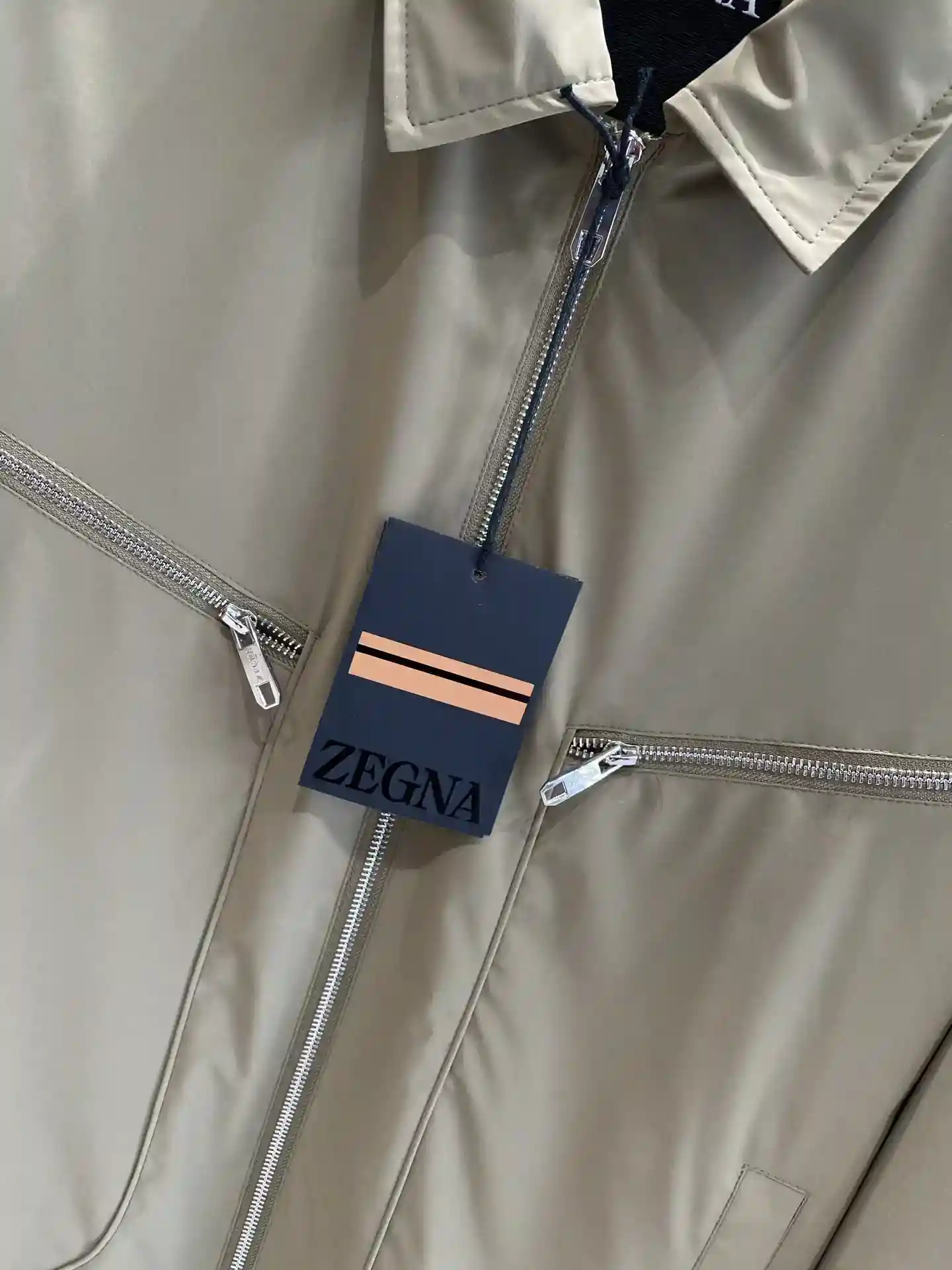 Image [4]-"𝙉𝙚𝙬🤍 Jeni's" veste Zegna interprète le style à la mode du gentleman Conception de revers de loisir avec une fermeture à glissière unique décorée avec plein de détails sont à la fois à la mode et pratique La texture du tissu est grande et robuste et confortable Que vous alliez avec un pantalon d'affaires pour assister à des occasions formelles ou avec un jean décontracté rue quotidienne peut être facilement géré pour montrer le goût d'un gentleman M-3XL 680- sac de haute couture. Que ce soit avec des pantalons d'affaires pour assister à des occasions formelles ou avec des jeans décontractés la sortie quotidienne peut facilement gérer pour montrer le goût d'un gentleman M-3XL🅿️680-sacs de haute couture.