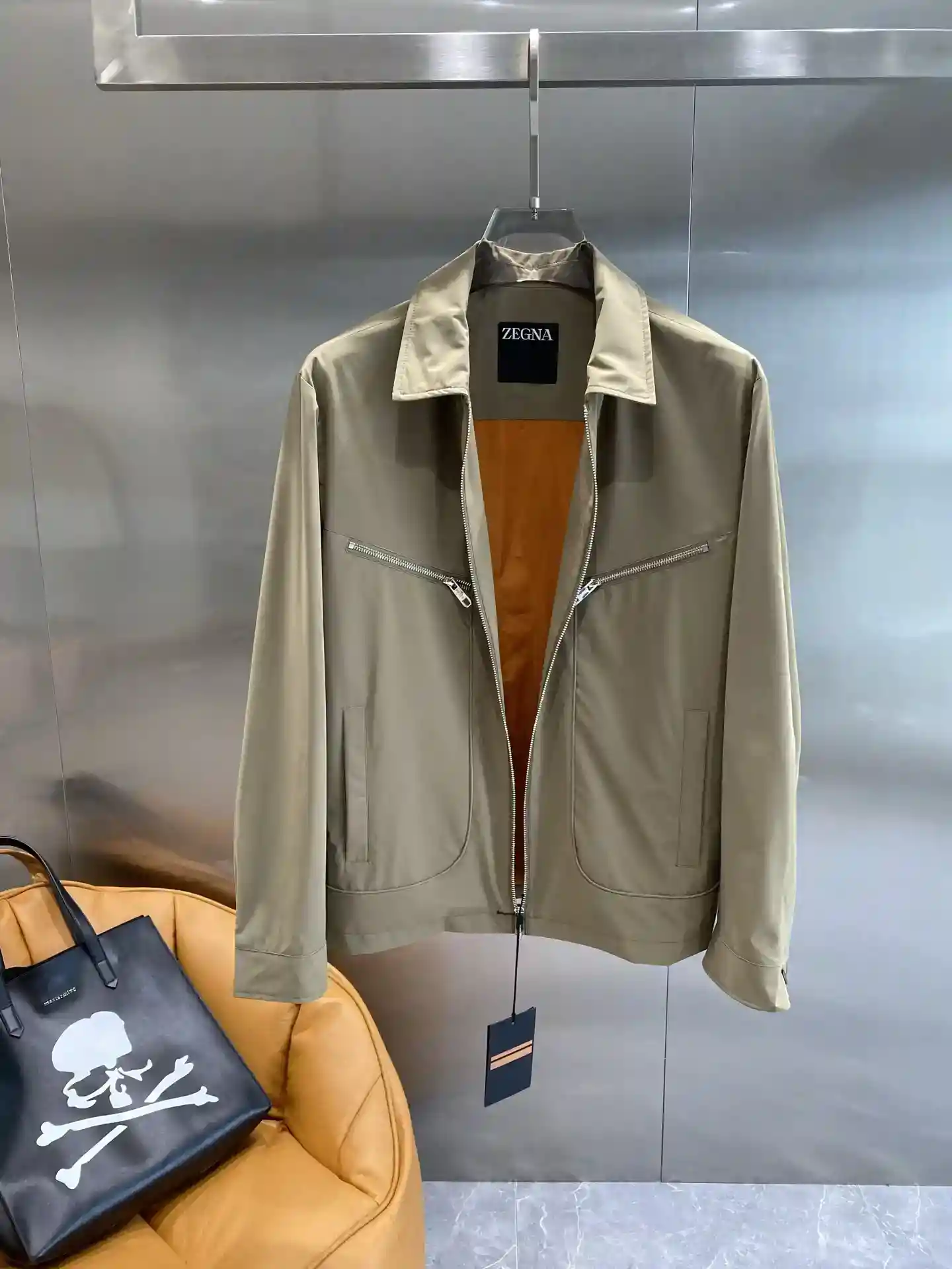 Image [7]-"𝙉𝙚𝙬🤍 Jeni home" veste Zegna interprétation du modèle de mode de monsieur Conception de revers de loisir avec un zip unique décoré avec plein de détails sont à la fois à la mode et pratique La texture du tissu est superbe et robuste et confortable Qu'il soit associé à un pantalon d'affaires pour assister à une occasion formelle ou avec un jean décontracté rue quotidienne peut être facilement géré pour montrer le goût de monsieur M-3XL 680- sac de haute couture. Que ce soit avec un pantalon d'affaires pour assister à des occasions formelles ou avec un jean décontracté pour une sortie quotidienne, il est facile de montrer le goût de l'homme M-3XL🅿️680-sac à la mode.