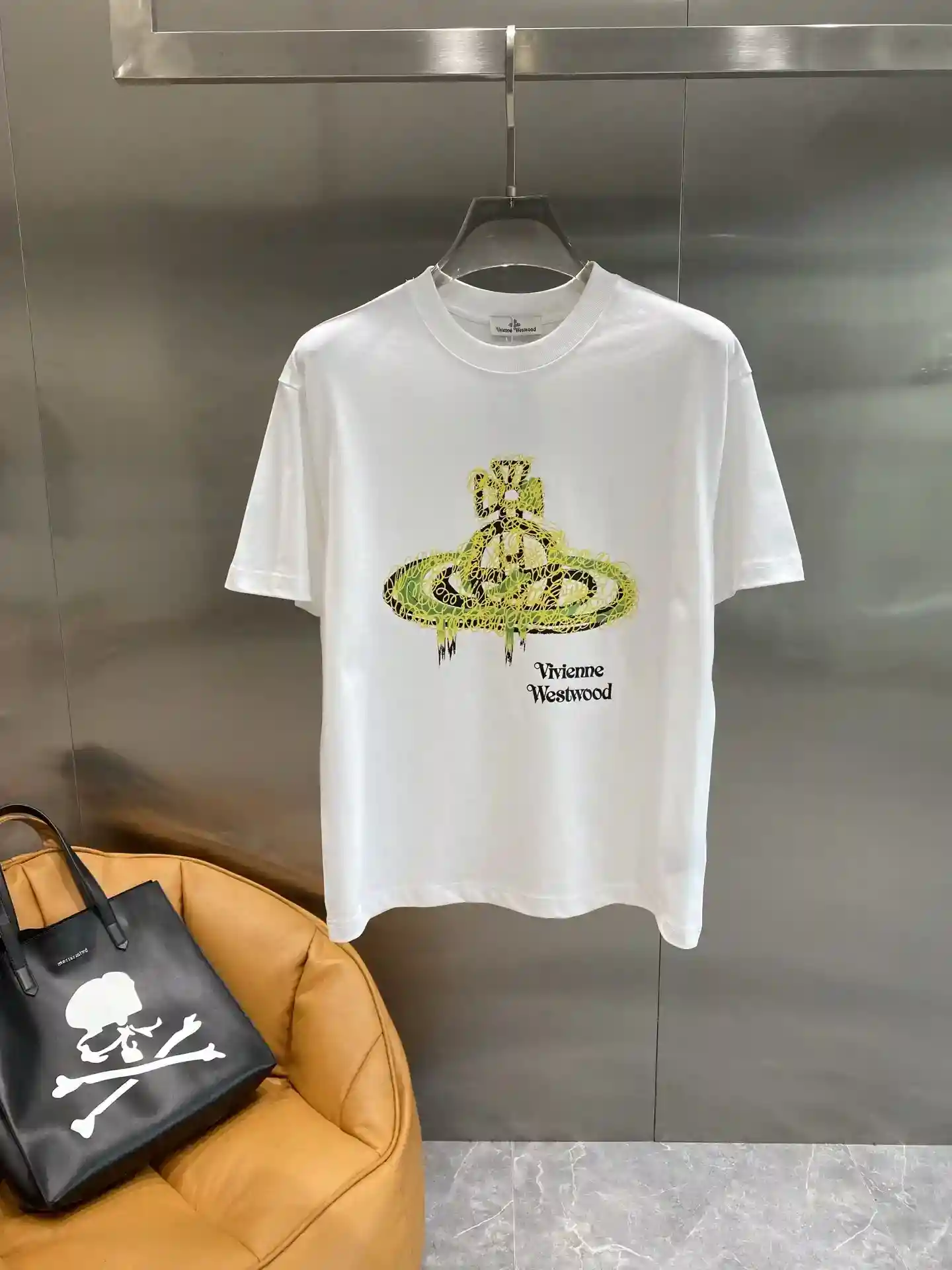 Image [2]-"𝙉𝙚𝙬🤍 West Dowager House" Vivienne Westwood T-shirt personnalité et collision de la mode Cœur du motif emblématique de Saturne dans un style unique d'éclaboussure d'encre pour présenter les couleurs vives et la personnalité accrocheuse de l'ensemble des tissus sont doux et confortable respirabilité. Les répliques de sacs S-XXL🅿️420-high sont également excellentes.