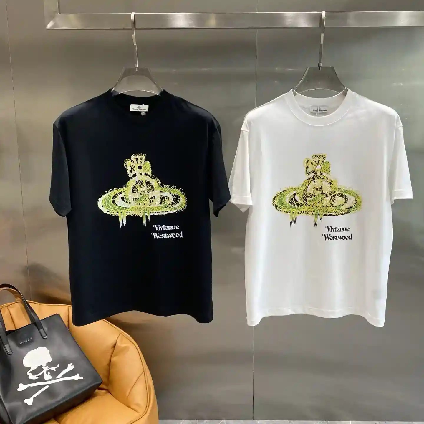 𝙉𝙚𝙬🤍 La maison de l'impératrice douairière Westwood" Vivienne Westwood T-shirt personnalité et mode collision Cœur du motif emblématique de Saturne avec un style unique d'éclaboussures d'encre pour présenter des couleurs vives et accrocheuses et pleine de personnalité Le tissu est doux et confortable, respirant et grand S- ! XXL🅿️420-Faux sacs à main haut de gamme