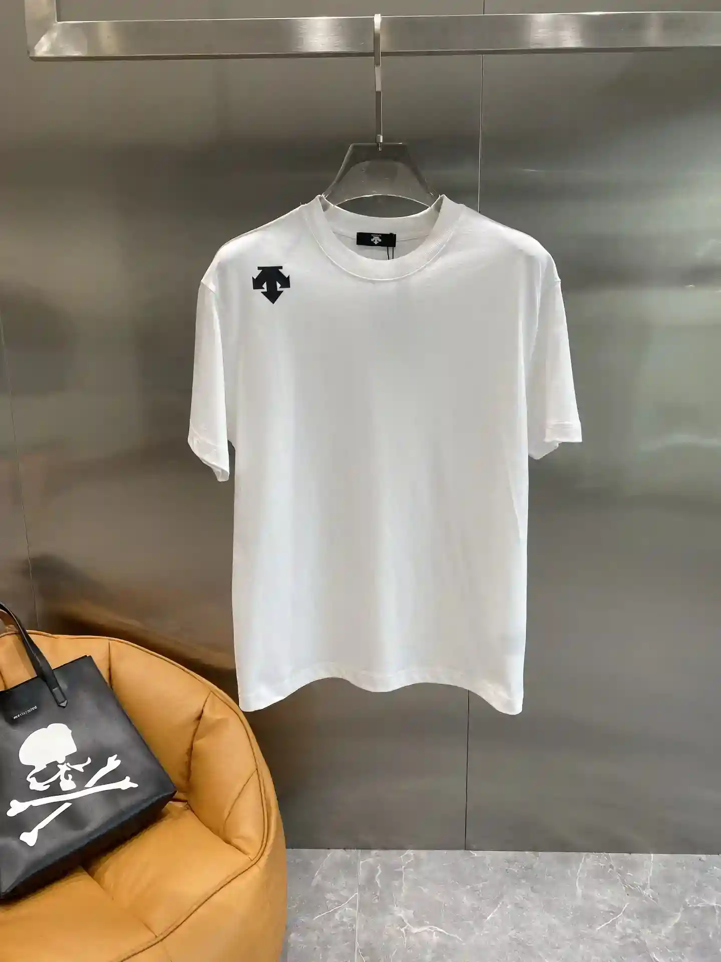 Image [2]-"𝙉𝙚𝙬🤍Disan Home" 2025 Short Sleeve DESCENTE Simple and uncomplicated! Shoulder chic geometric pattern design behind the personality of the geometric pattern and brand English logo fashion sense instantly pull full instantly enhance the sense of fashion S-XXL🅿️420-High Faux Bags