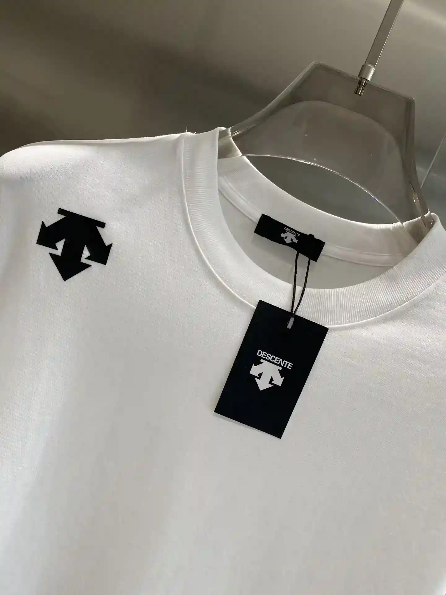 Image [5]-"𝙉𝙚𝙬🤍Disan Home" 2025 Short Sleeve DESCENTE Simple and uncomplicated! Shoulder chic geometric pattern design behind the personality of the geometric pattern and brand English logo fashion sense instantly pull full instantly enhance the sense of fashion S-XXL🅿️420-high replica bags