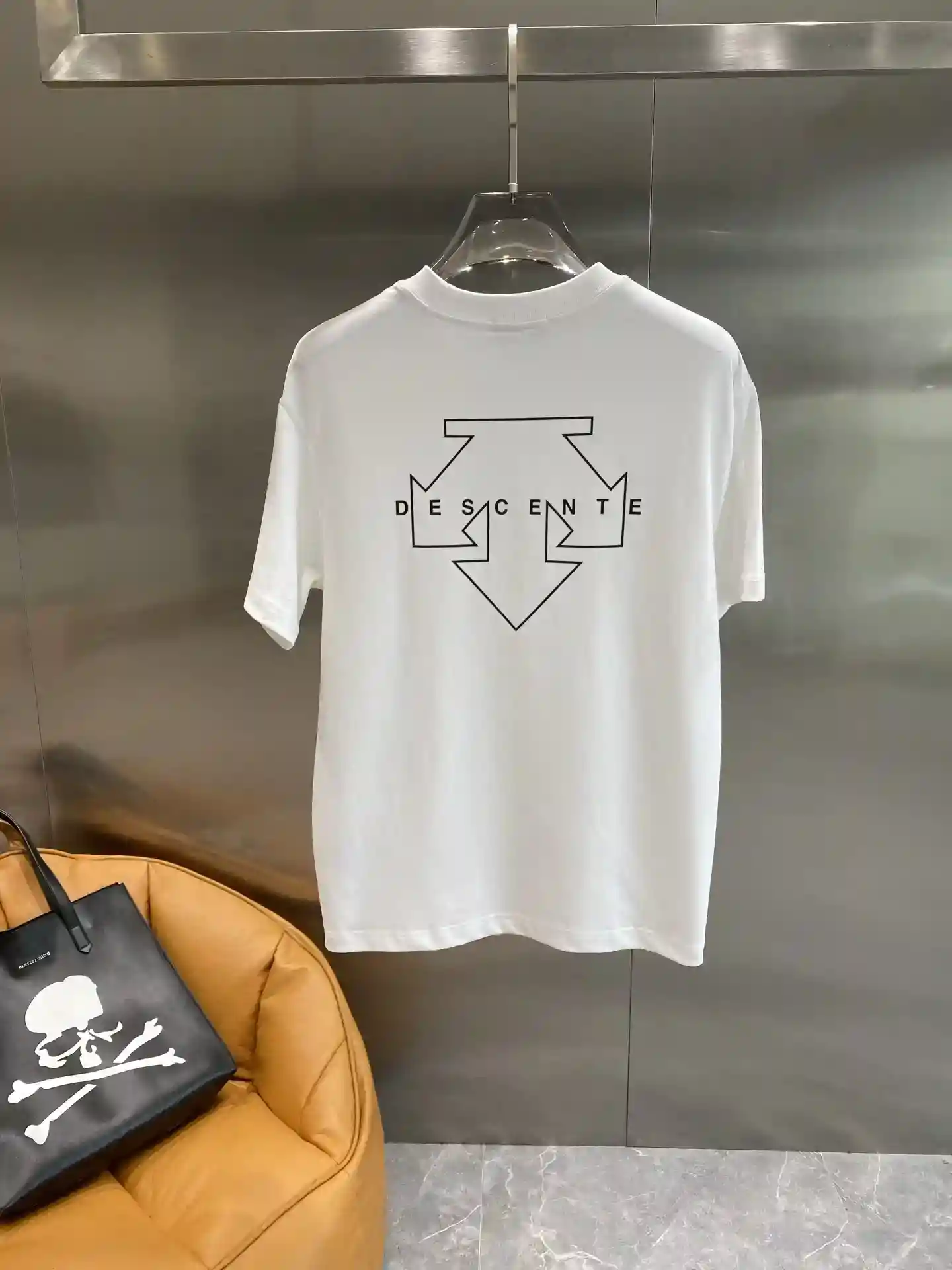 Image [8]-"𝙉𝙚𝙬🤍Disan Home" 2025 Short Sleeve DESCENTE Simple and uncomplicated! Shoulder chic geometric pattern design behind the personality of the geometric pattern and brand English logo fashion sense instantly pull full instantly enhance the sense of fashion S-XXL🅿️420-high replica bags