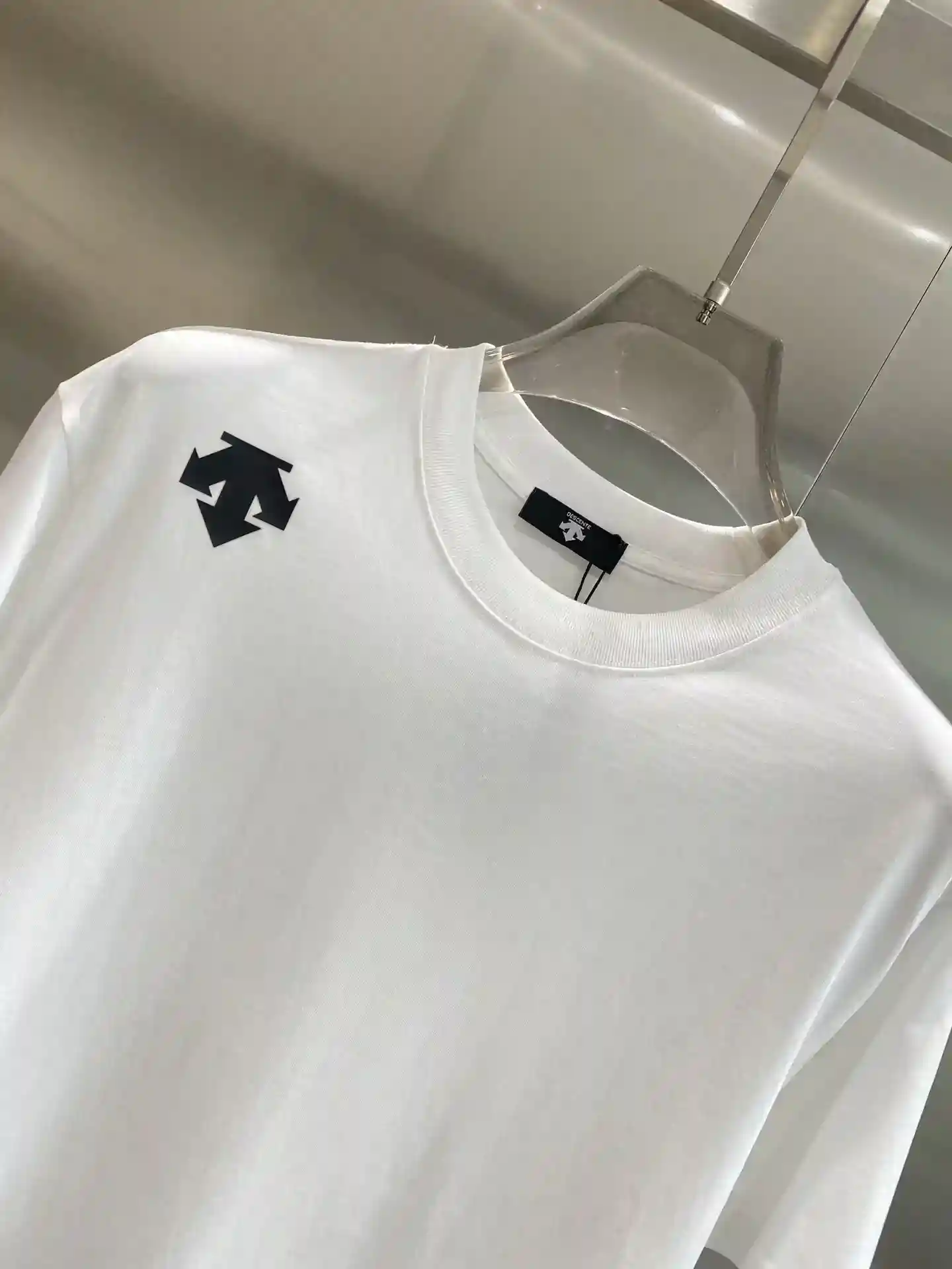 Image [4]-"𝙉𝙚𝙬🤍Disan Home" 2025 Short Sleeve DESCENTE Simple and uncomplicated! Shoulder chic geometric pattern design behind the personality of the geometric pattern and brand English logo fashion sense instantly pull full instantly enhance the sense of fashion S-XXL🅿️420-high replica bags