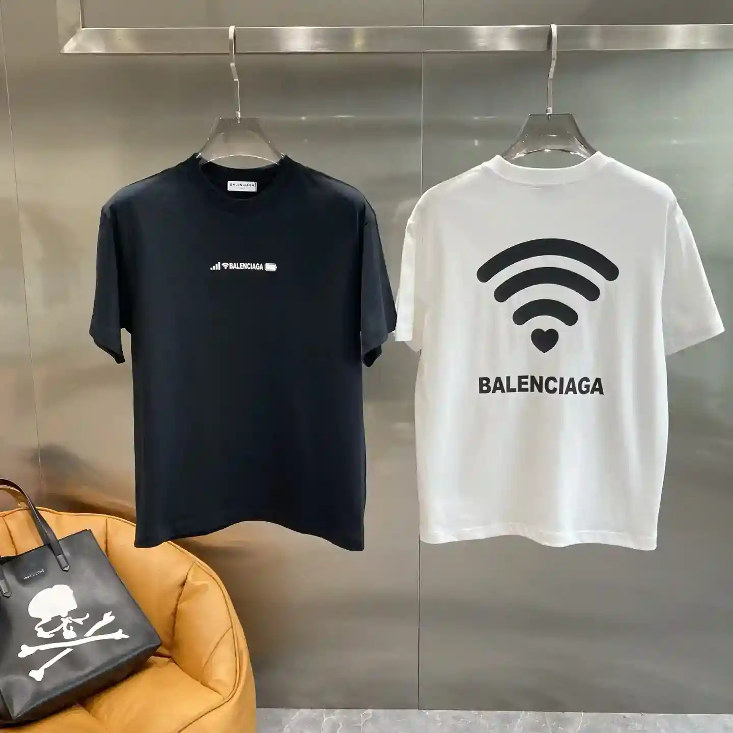 𝙉𝙚𝙬🤍 Balenciaga T-shirts Balenciaga T-shirt trend of eye-catching bear The design is unique black on the chic brand logo on the white with a large Wi-Fi and love pattern with the name of the brand Personalized and fashionable fabrics skin-friendly and soft wearing comfort first-class loose fit S-XXL 🅿️420-High replica bags