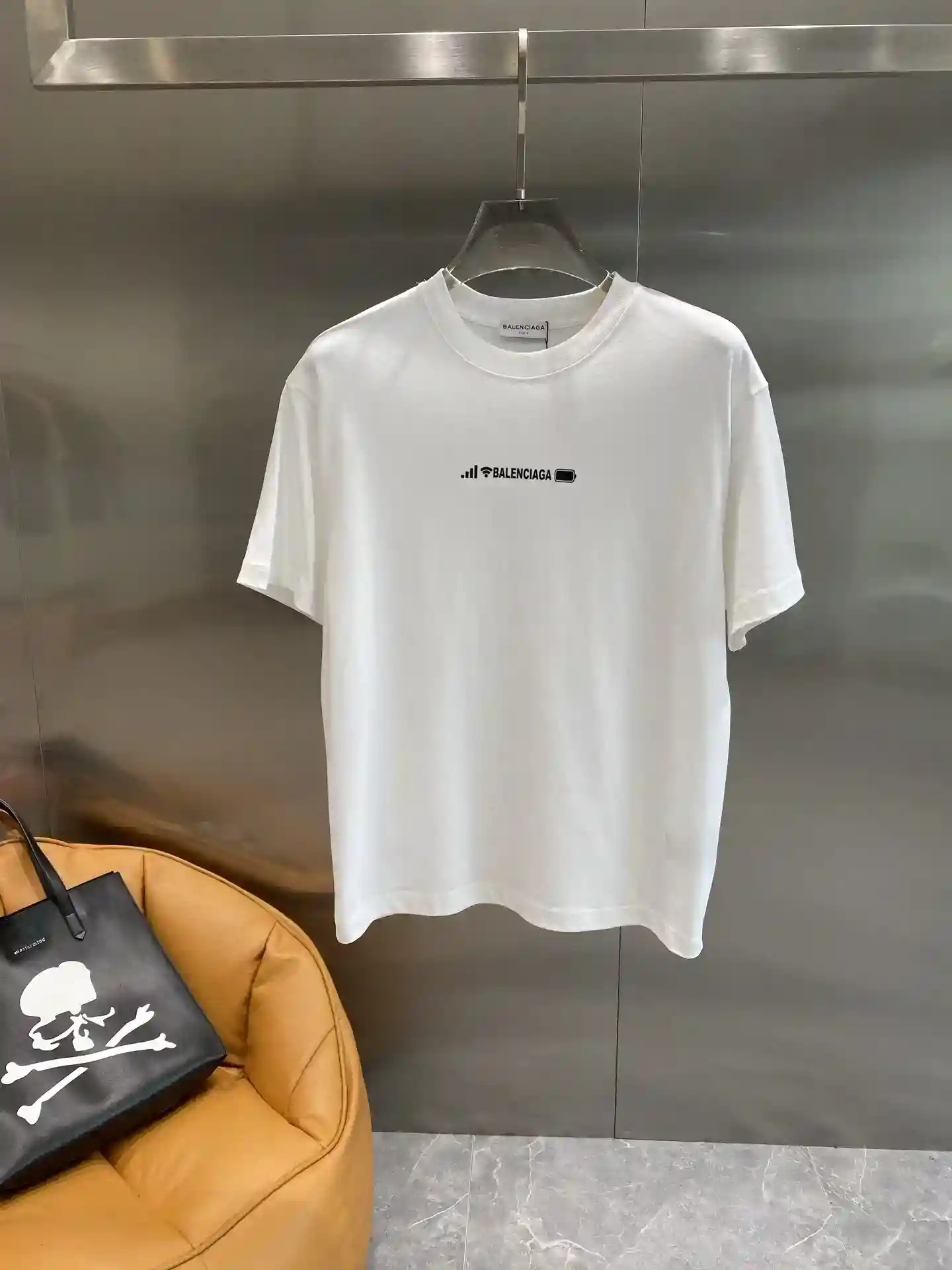 Imagen [2]-"𝙉𝙚𝙬🤍 Balenciaga camiseta tendencia de oso llamativo El diseño es único negro en el logotipo de la marca chic blanco en el gran patrón de Wi-Fi y el amor. Con la personalidad de la marca y la tela de moda agradable a la piel suave comodidad de uso de primera clase ajuste flojo S-XXL 🅿️420- high replica bags