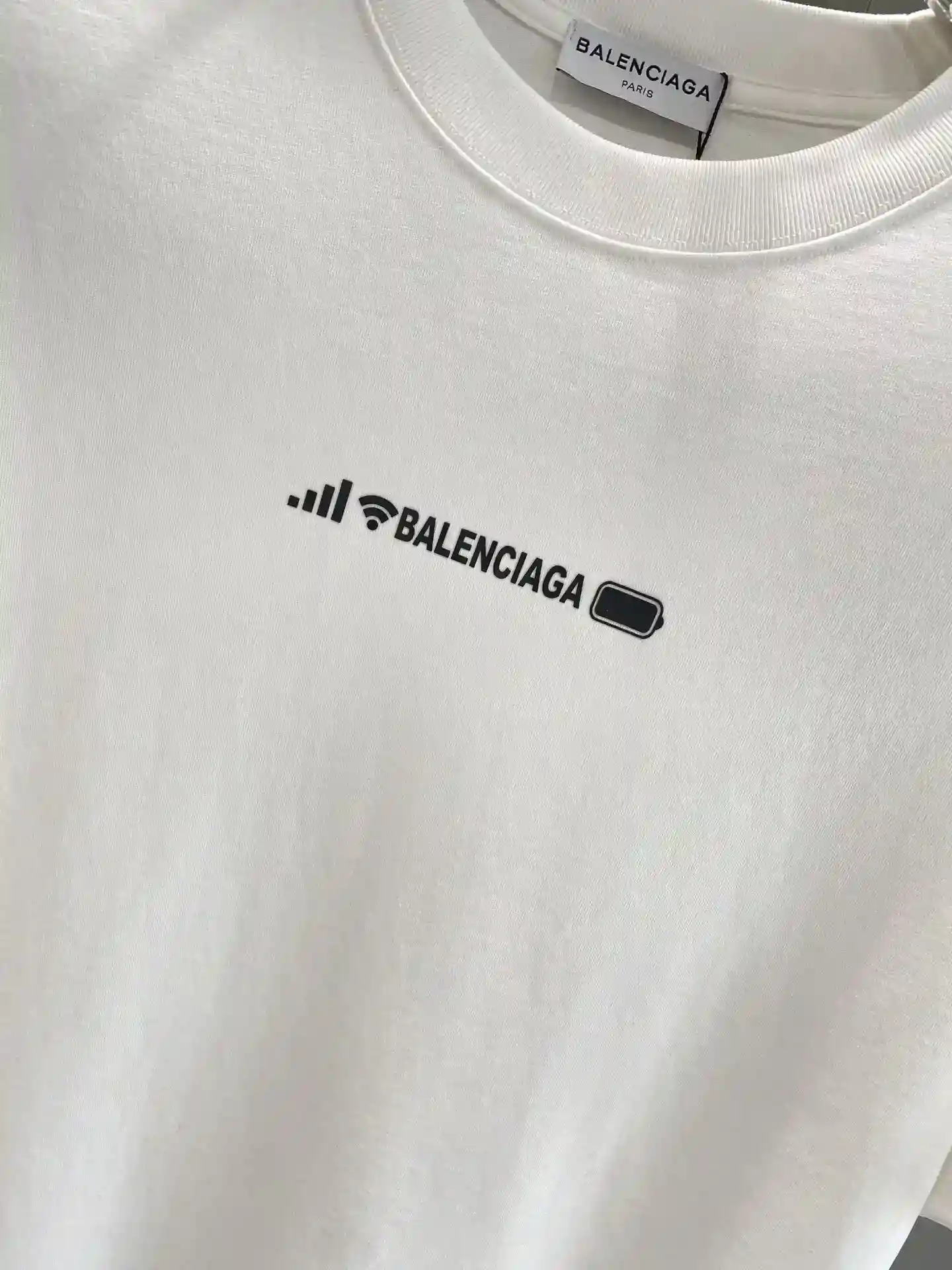 Image [5]-"𝙉𝙚𝙬🤍 Balenciaga T-shirt tendance de l'ours accrocheur Le design est unique noir sur le logo de la marque chic blanc sur le grand motif Wi-Fi et amour. Avec la personnalité de la marque et la mode tissu agréable à la peau doux confort de port de première classe coupe ample S-XXL 🅿️420- high replica bags.