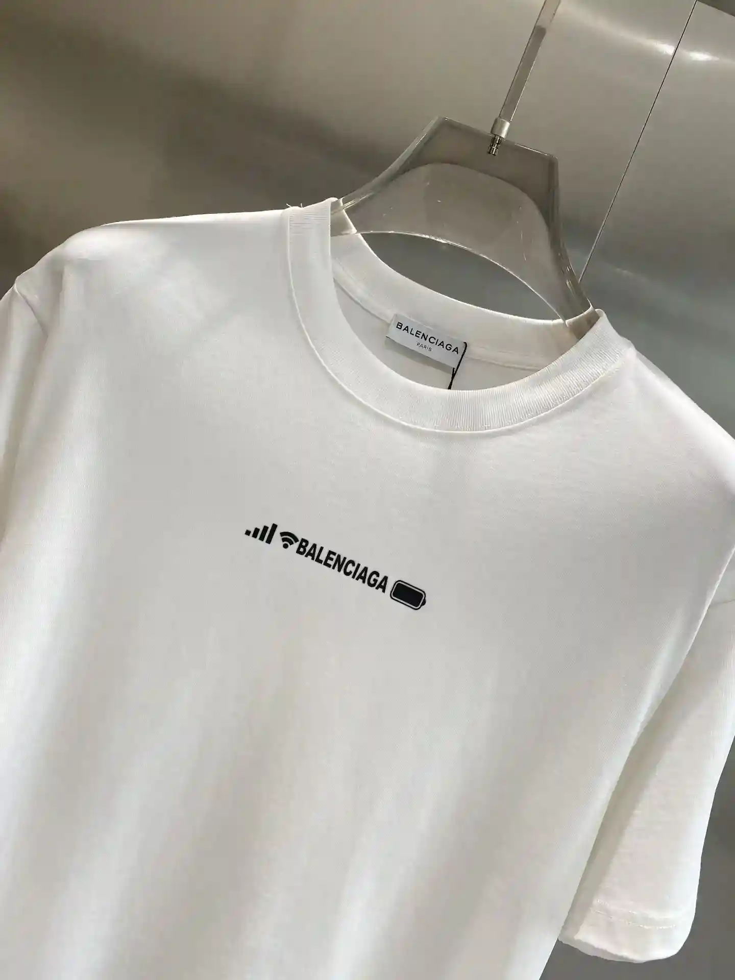 Image [3]-"𝙉𝙚𝙬🤍 Balenciaga T-shirt tendance de l'ours accrocheur Le design est unique noir sur le logo de la marque chic blanc sur le grand motif Wi-Fi et amour. Avec la personnalité de la marque et la mode tissu agréable à la peau doux confort de port de première classe coupe ample S-XXL 🅿️420- high replica bags.