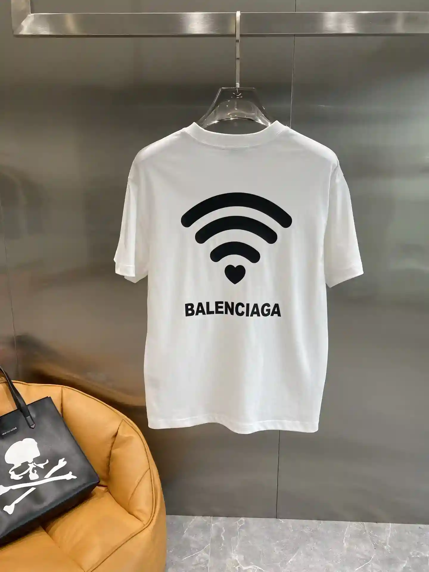 Picture [7]-"𝙉𝙚𝙬🤍 Balenciaga T-shirt trend of eye-catching bear The design is unique black on the chic brand logo white on the large Wi-Fi and love pattern With the brand name personality and fashionable fabric skin-friendly soft wearing comfort first-class loose fit S-XXL 🅿️420- high replica bags