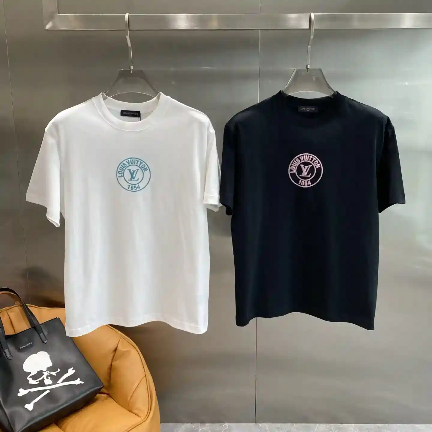 𝙉𝙚𝙬🤍 LV" LV camiseta clásica de la industria de la moda atemporal solo logotipo redondo en el pecho dentro del logotipo de LV y la palabra "1854" destaca la larga historia de la marca y el encanto único de la S... XXL🅿️420-Altos bolsos de imitación