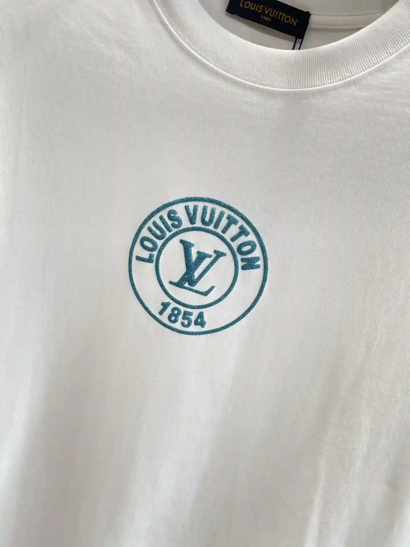 Foto [5]-"𝙉𝙚𝙬🤍LV" LV clásico de la moda camiseta eterna pecho único logotipo redondo dentro del logotipo de LV y la palabra "1854" destaca la larga historia de la marca y Encanto único S-XXL🅿️420-Bolsos de alta costura