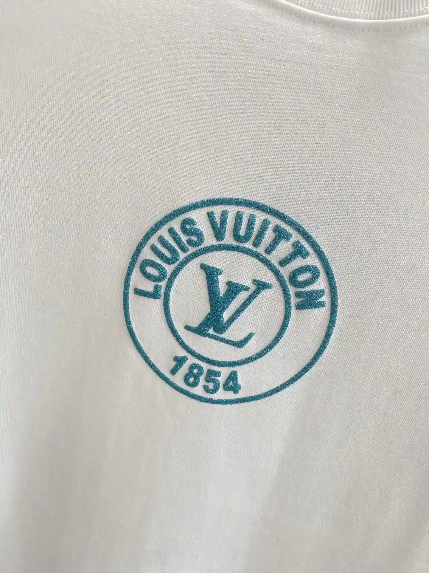 Imagen [6]-"𝙉𝙚𝙬🤍LV" LV clásico de la moda camiseta eterna pecho único logotipo redondo dentro del logotipo de LV y la palabra "1854" destaca la larga historia de la marca y Encanto único S-XXL🅿️420-Bolsos de alta costura