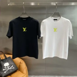 《𝙉𝙚𝙬🤍 LV》
LV 简约里的时尚锋芒 胸前那一抹亮眼的黄色 LV 标识瞬间抓住眼球简约中透着时尚锋芒面料亲肤又柔软穿着舒适感拉满宽松的版型不挑身材S-XXL🅿️420-高仿包包