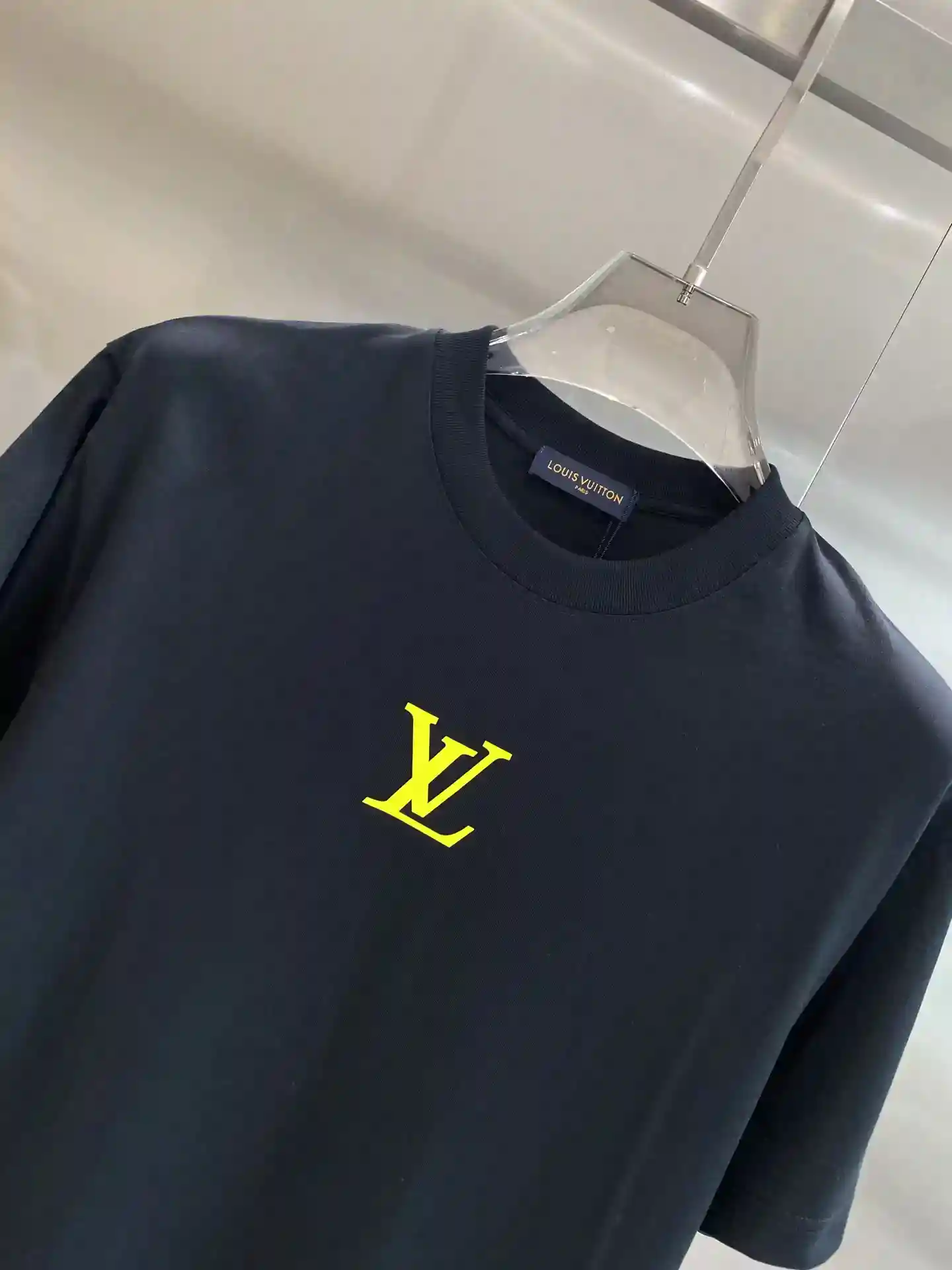 Imagen [3]-"𝙉𝙚𝙬🤍 LV" LV Simple en el frente de la moda Pecho del logotipo LV amarillo brillante al instante captó la atención Simple en la penetración de la moda telas delanteras agradable a la piel y suave comodidad de uso tirar de la versión suelta completa no es exigente figura S-XXL 🅿️420-alta-moda-bolsos