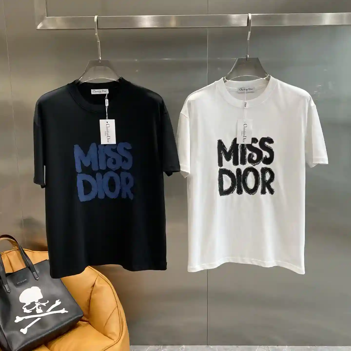 𝙉𝙚𝙬🤍 Dior black and white T classic and fashionable collision black calm atmosphere white fresh and simple front eye-catching "MISS DIOR" word retro and fashionable! Show unique taste Fabric soft skin-friendly S-XL 🅿️400-High-fashion bags