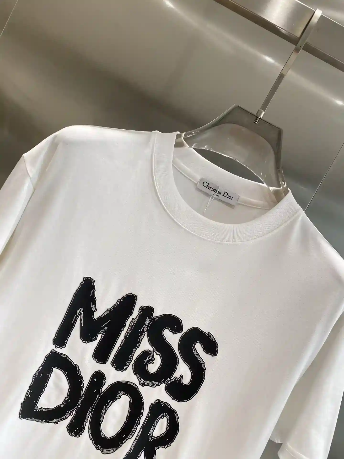 Imagem [3]-"𝙉𝙚𝙬🤍 Dior" Dior preto e branco T clássico e moda colisão preto atmosfera calma branco fresco e simples frente atraente personagens "MISS DIOR" Retro e na moda mostram o sabor único do tecido macio e amigo da pele S-XL 🅿️400-Sacos de alta moda