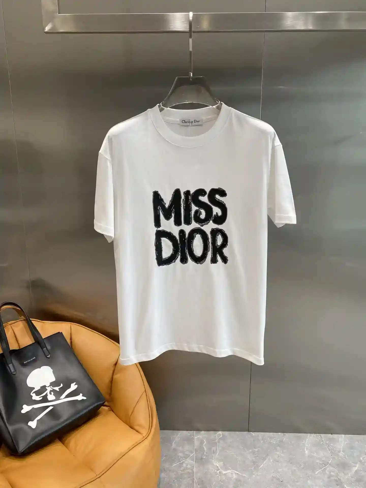 Imagen [2]-"𝙉𝙚𝙬🤍 Dior" Dior blanco y negro T clásico y de moda colisión negro ambiente tranquilo blanco fresco y simple frente llamativo "MISS DIOR" caracteres Retro y de moda muestran sabor único tejido suave agradable a la piel S-XL 🅿️400-Bolsas de alta moda