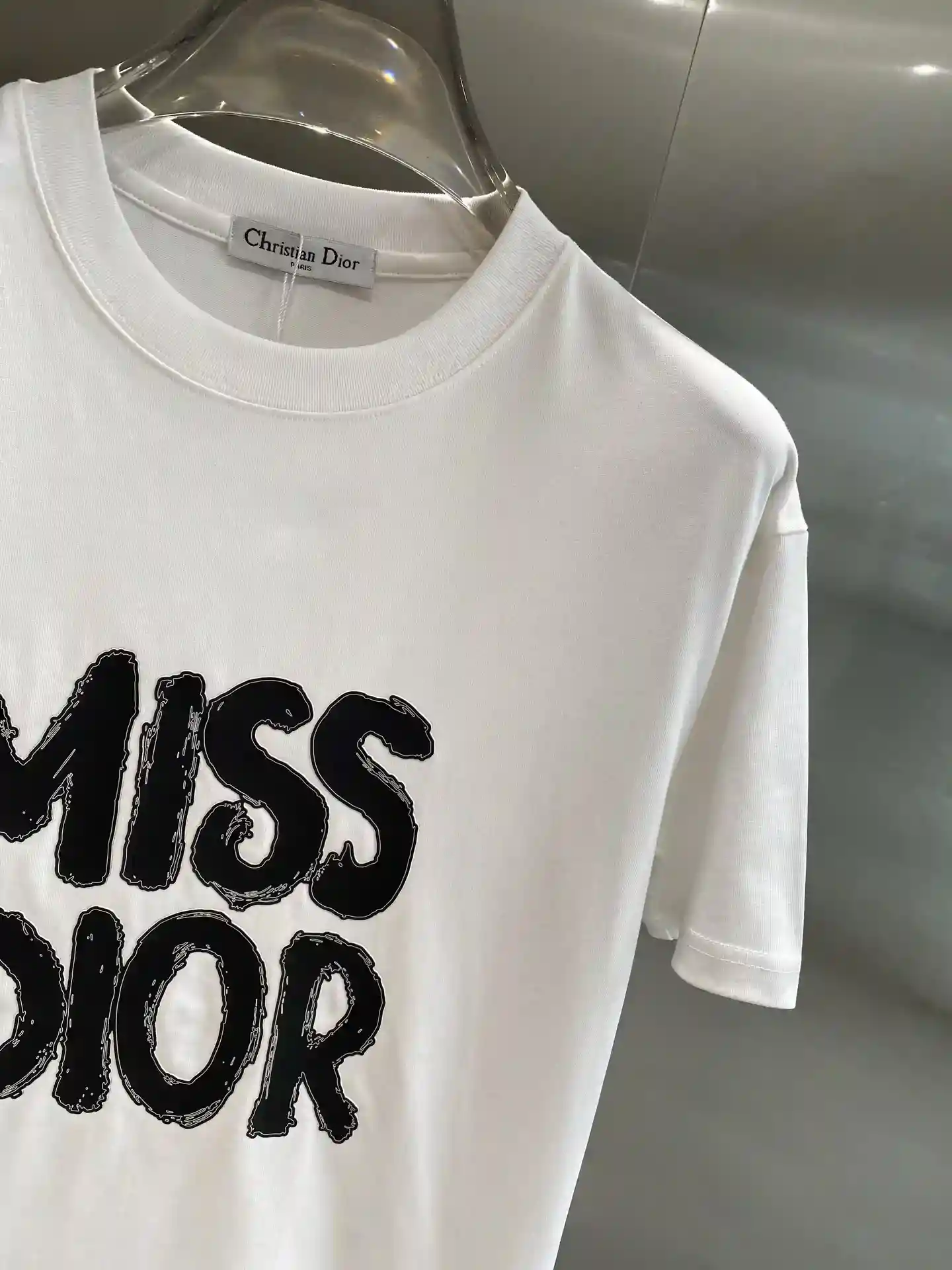 Imagem [4]-"𝙉𝙚𝙬🤍 Dior" Dior preto e branco T clássico e moda colisão preto atmosfera calma branco fresco e simples frente atraente personagens "MISS DIOR" Retro e na moda mostram o sabor único do tecido macio e amigo da pele S-XL 🅿️400-Sacos de alta moda