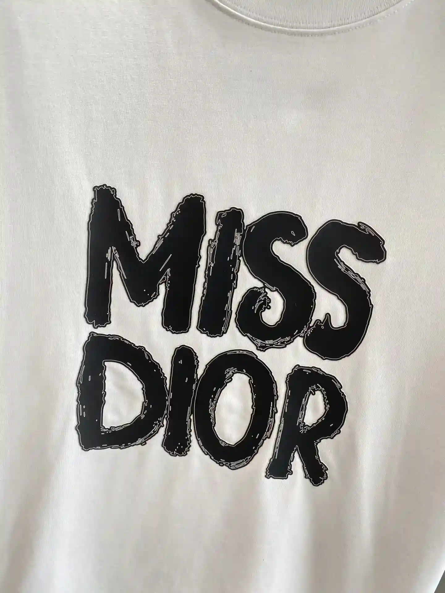 Imagen [5]-"𝙉𝙚𝙬🤍 Dior" Dior blanco y negro T clásico y de moda colisión negro ambiente tranquilo blanco fresco y simple frente llamativo "MISS DIOR" caracteres Retro y de moda muestran sabor único tejido suave agradable a la piel S-XL 🅿️400-Bolsas de alta moda