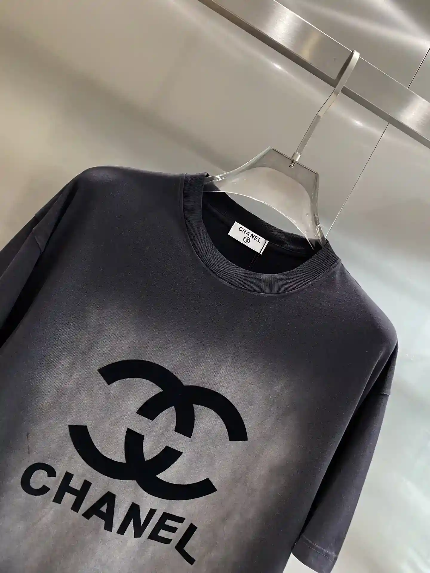 Imagem [2]-"𝙉𝙚𝙬 🤍 fragrância casa" Chanel preto profundo vem com uma sensação de peito de alta classe icônico logotipo duplo C e a palavra "CHANEL" simples e atmosférica de relance. Reconheça isso como uma marca clássica no mundo da modaO tecido da camiseta é macio e amigável à peleSuper confortável de usarAjuste soltoS-XL🅿️400-Sacos de alta moda