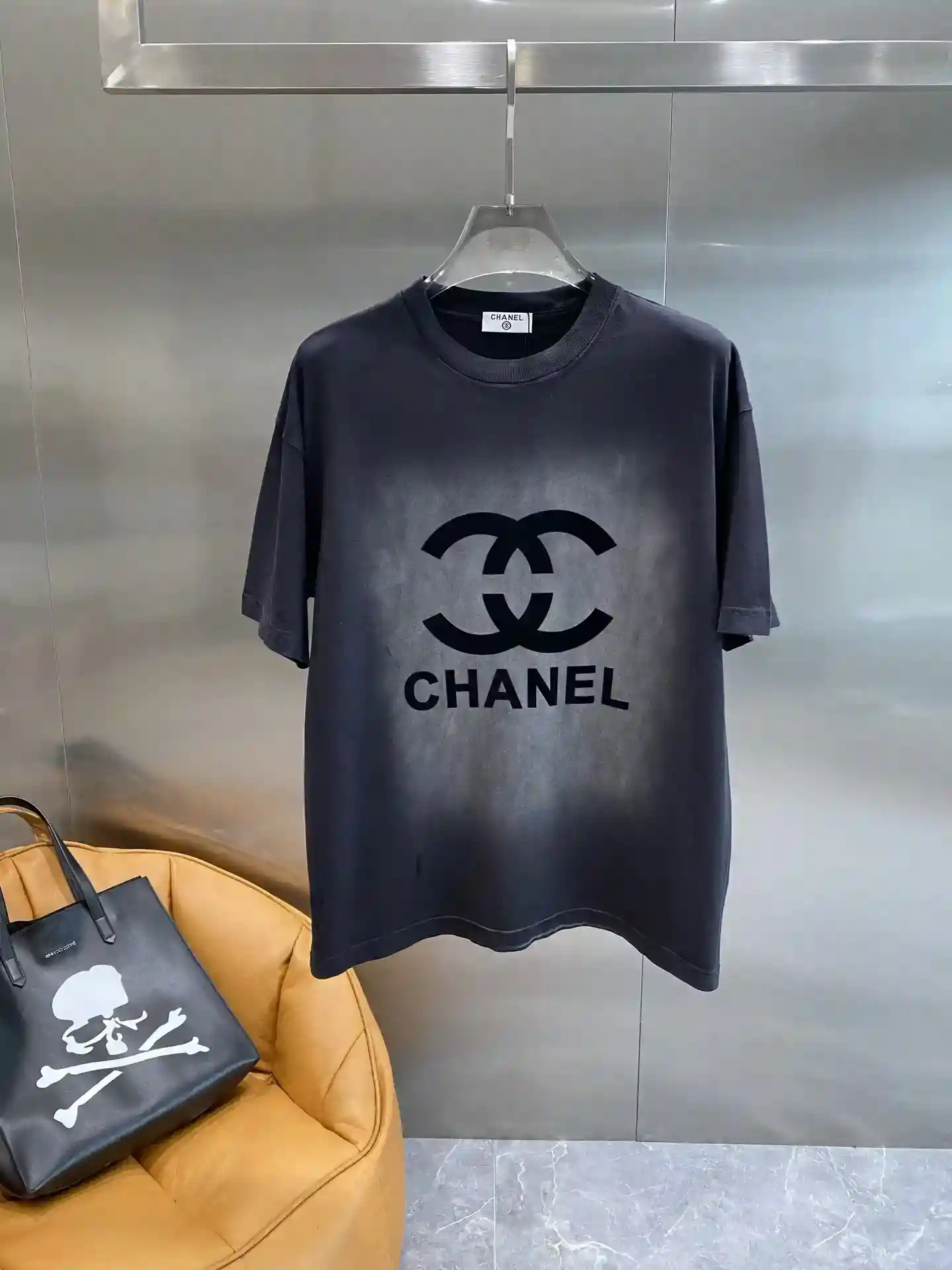 𝙉ᙚᵦフレグランスホーム "シャネル "ディープブラックは、アイコニックなダブルCのロゴと単語 "CHANEL "シンプルで雰囲気の胸が一目でこれがあることを認識し、優越感が付属しています。ファッション界の定番ブランドTシャツの生地は柔らかく、肌に優しい摩耗超快適なルーズフィットS-XLです 🅿️400-High fashion bags