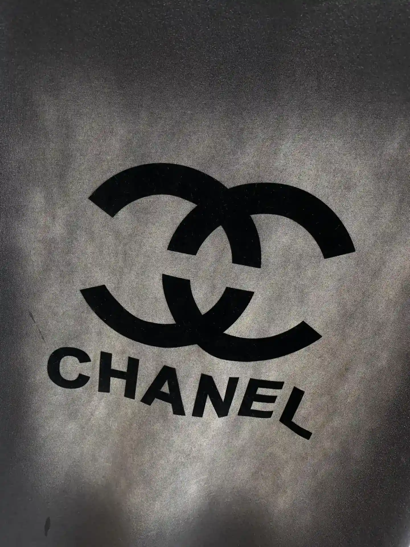 Imagen [5]-"𝙉𝙚𝙬 🤍 fragancia a casa" Chanel negro profundo viene con un sentido de alta clase pecho icónico logo doble C y la palabra "CHANEL" simple y atmosférica de un vistazo. Reconocer esto como una marca clásica en el mundo de la modaTejido de la camiseta es suave y agradable a la pielSuper cómodo de llevarCorte holgadoS-XL🅿️400-Bolsas de alta moda.