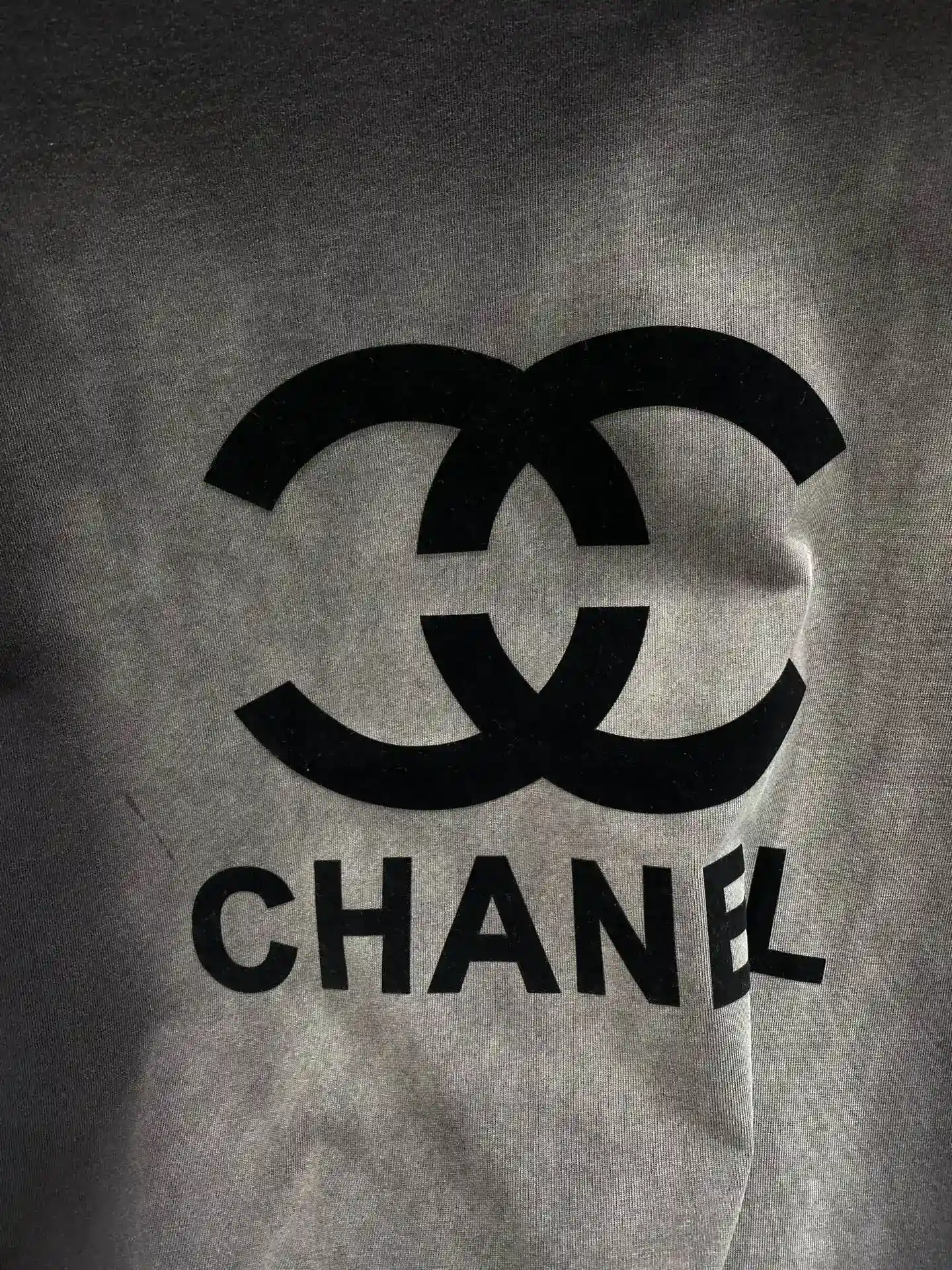 Imagen [6]-"𝙉𝙚𝙬 🤍 fragancia a casa" Chanel negro profundo viene con un sentido de alta clase pecho icónico logo doble C y la palabra "CHANEL" simple y atmosférica de un vistazo. Reconocer esto como una marca clásica en el mundo de la modaTejido de la camiseta es suave y agradable a la pielSuper cómodo de llevarCorte holgadoS-XL🅿️400-Bolsas de alta moda.