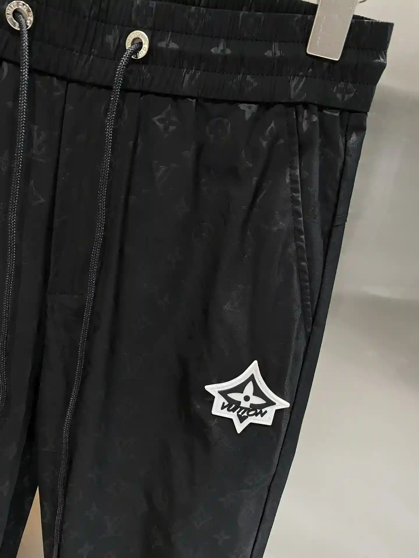 Picture [3]-"𝙉𝙚𝙬🤍LV" LV guard pants fashionable essentials classic black pants dark pattern old flower pattern low-key luxury instantly enhance the sense of fashion Fabrics are soft and textured wear super comfortable elastic waist plus drawstring design M-3XL 🅿️460-high-fashion-bags