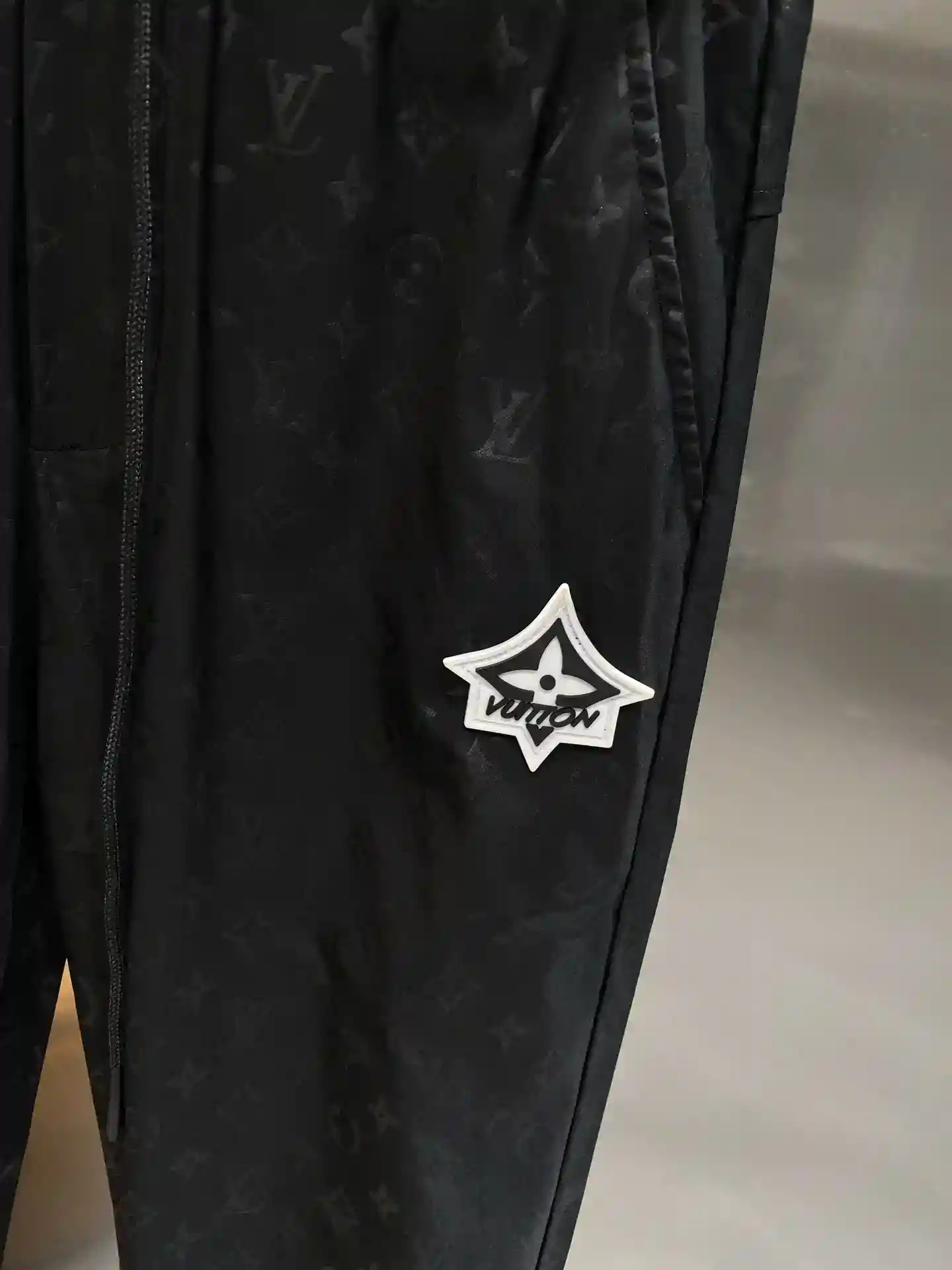 Picture [4]-"𝙉𝙚𝙬🤍LV" LV guard pants fashionable essentials classic black pants dark pattern old flower pattern low-key luxury instantly enhance the sense of fashion Fabrics are soft and textured wear super comfortable elastic waist plus drawstring design M-3XL 🅿️460-high-fashion-bags