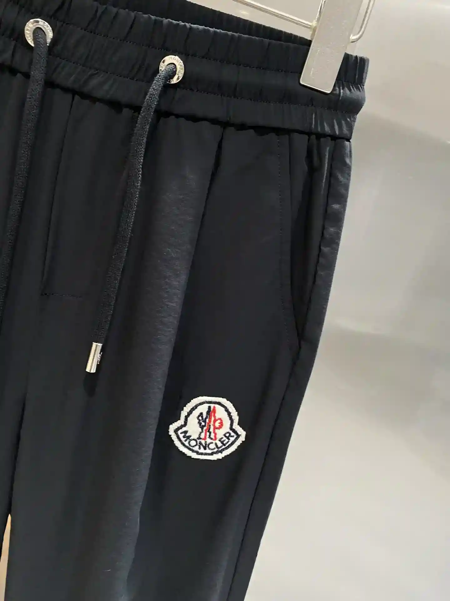 Image [3]-"𝙉𝙚𝙬🤍 Moncler sweatpants low-profile luxury fashion choice classic black simple atmosphere trousers body iconic Moncler emblem pattern waist eye-catching brand logo plaque pockets on the exquisite detail design M-3XL 🅿️460-sacs-haute-mode