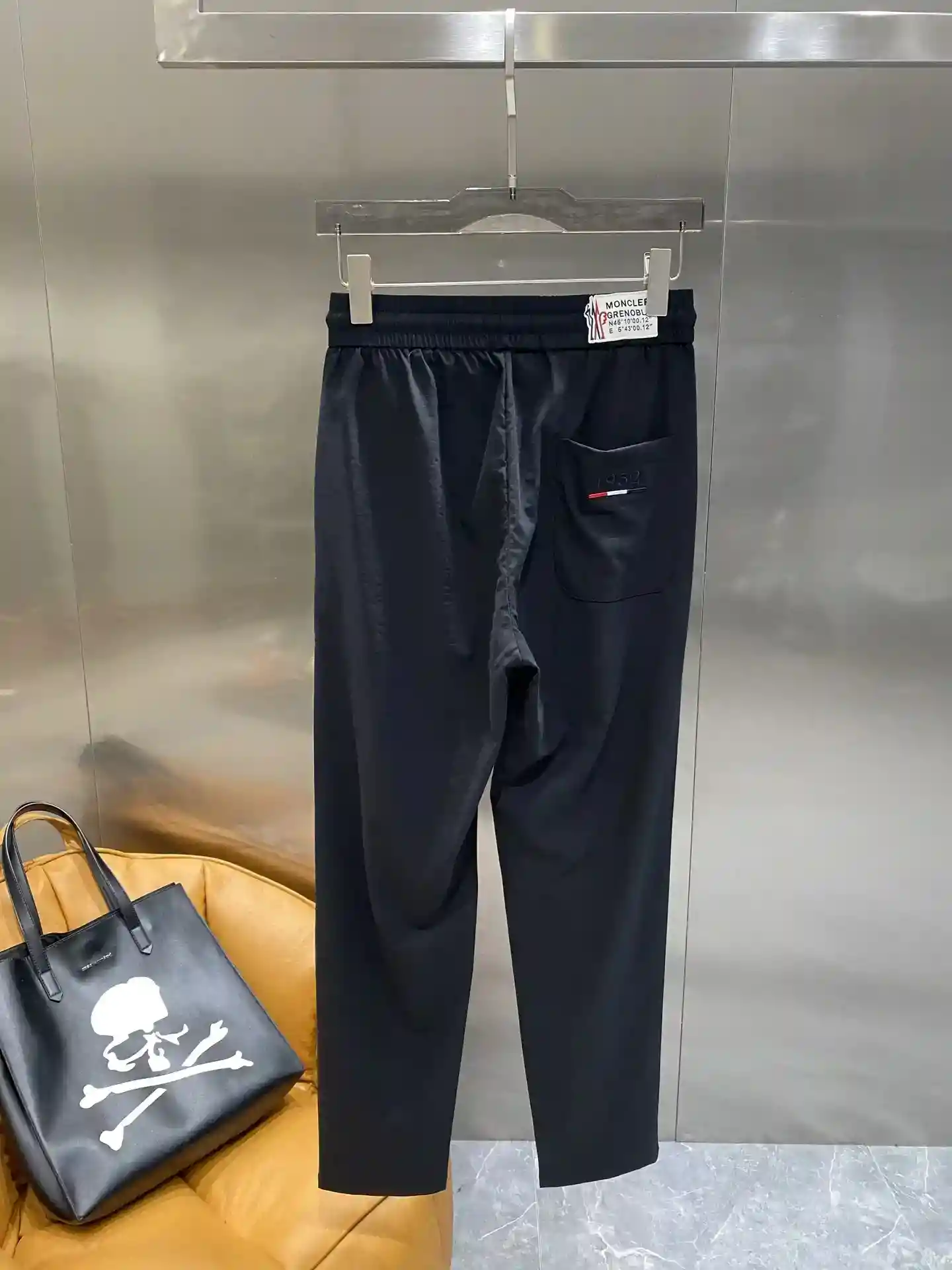 Imagem [7]-"𝙉𝙚𝙬🤍 Moncler Sweatpants low-profile luxury fashion choice classic black simple atmosphere trousers body iconic Moncler badge pattern waist eye-catching brand logo plaque on the pockets exquisite detailing M-3XL 🅿️460-sacos-da-moda