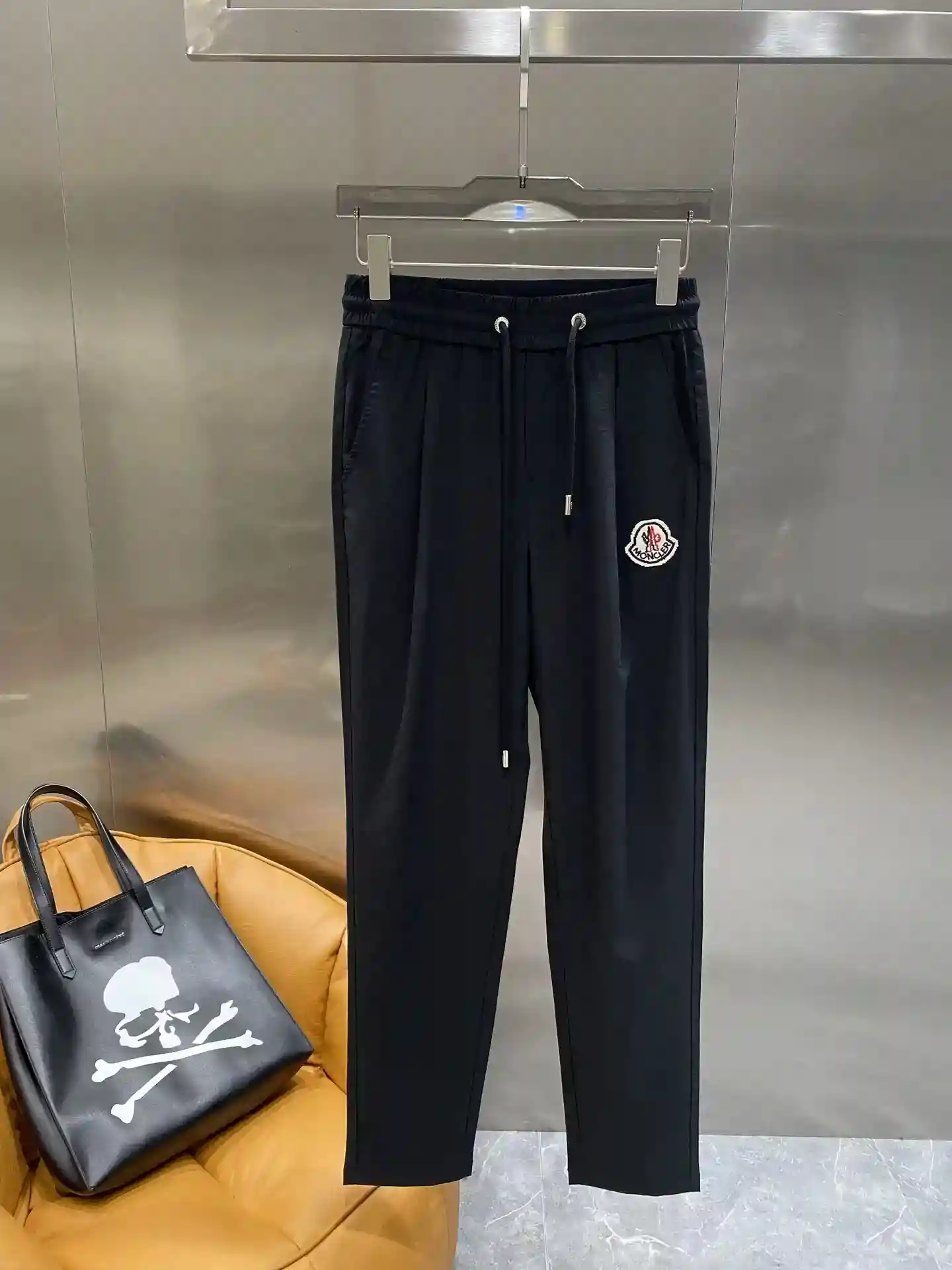 𝙉𝙚𝙬🤍 Moncler Sweatpants low-profile luxury fashion choice classic black simple atmosphere trousers iconic Moncler emblem pattern waist eye-catching brand logo plaque pockets on the exquisite detailing of the design M-3XL 🅿️460-sacs-haute-mode