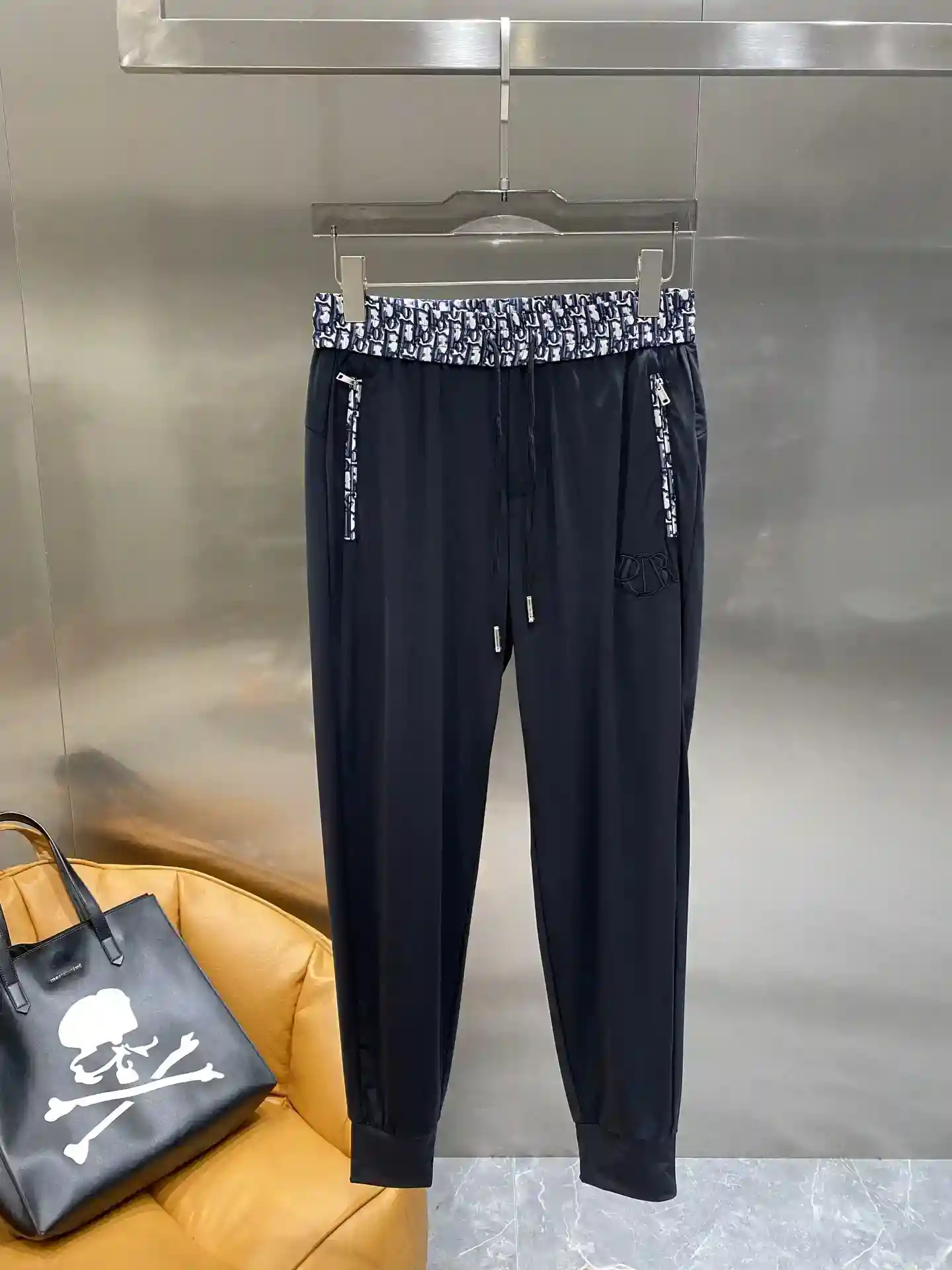 𝙉𝙚𝙬🤍 Dior Casual Pants Pantalon Trendsetter must-have fashion items Classic black cool handsome and stylish Waist head iconic Dior old flower pattern instantly enhance the degree of fashion full of high-level sense of the side zip is also embellish by the brand's elements of the details of the superb M-3XL 🅿️460-sacs-haute-mode