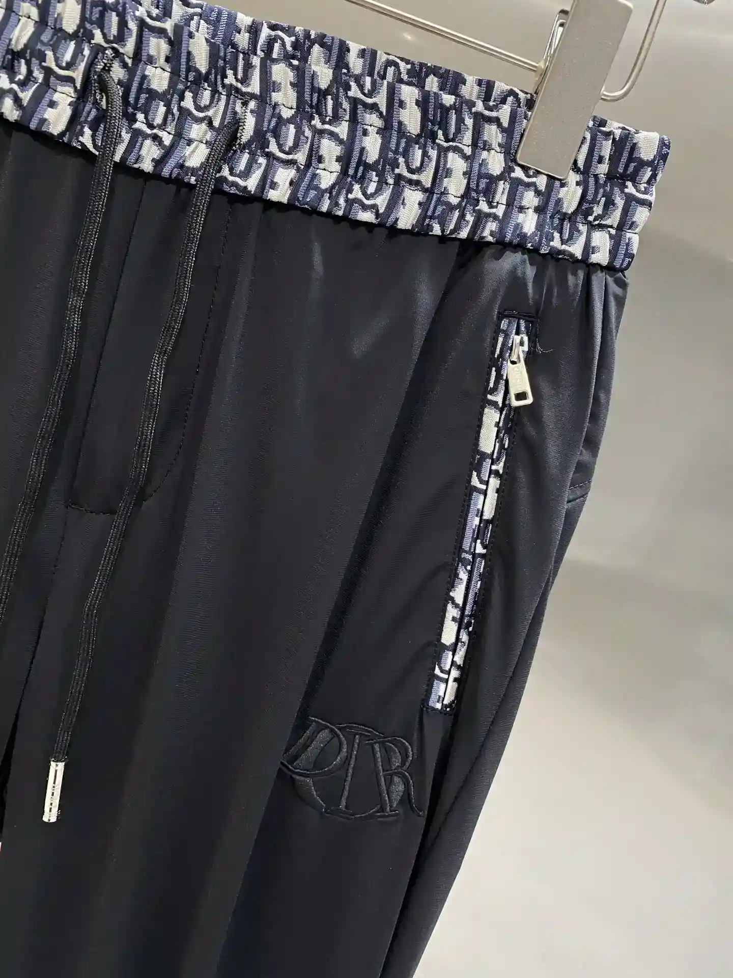 Image [3]-"𝙉𝙚𝙬🤍 Di home" Dior casual trousers pantalon hipster must-have fashion items Classic black cool handsome stylish waist head iconic Dior old flower pattern instantly enhance the degree of fashion full of high-level sense of the side zip is also embellish with the brand's elements of the details of the super absolute ! M-3XL🅿️460-sacs-haute-mode