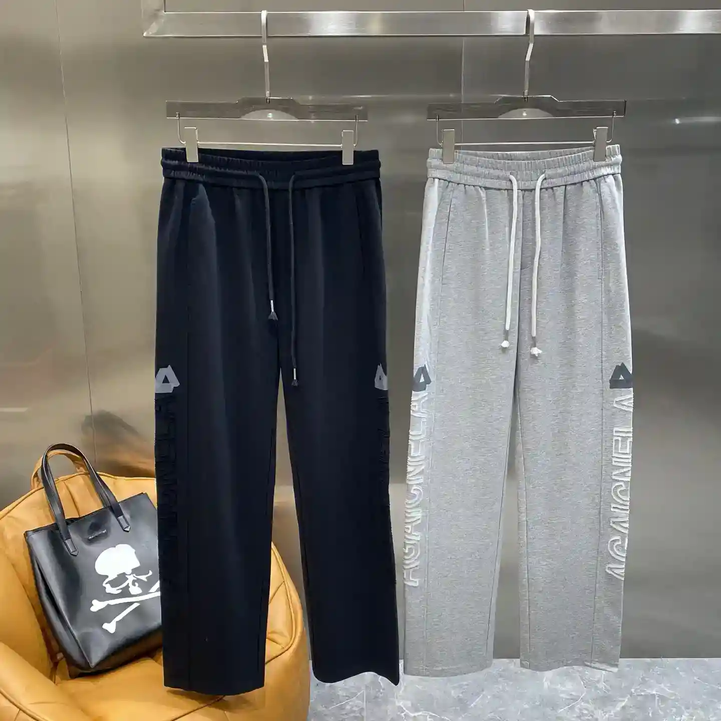 𝙉𝙚𝙬🤍 Balenciaga Sweatpants! Black calm gray gentle side chic letters and logo design simple but no loss of personality instantly enhance the sense of fashion fabric soft skin-friendly wear ultra-comfortable elastic waist with drawstring design M-3XL 🅿️460- high quality replica handbags