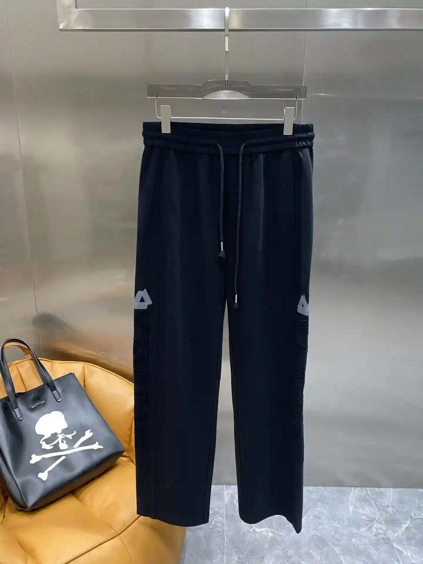 Image [2]-"𝙉𝙚𝙬🤍 Parisian House" Pantalon de survêtement Parisian House ! Noir calme gris doux côté chic lettres et logo design simple mais pas de perte de personnalité instantanément améliorer le sens de la mode tissu doux peau usure super confortable taille élastique avec conception de cordon de serrage M-3XL 🅿️460- haute qualité réplique sacs à main.