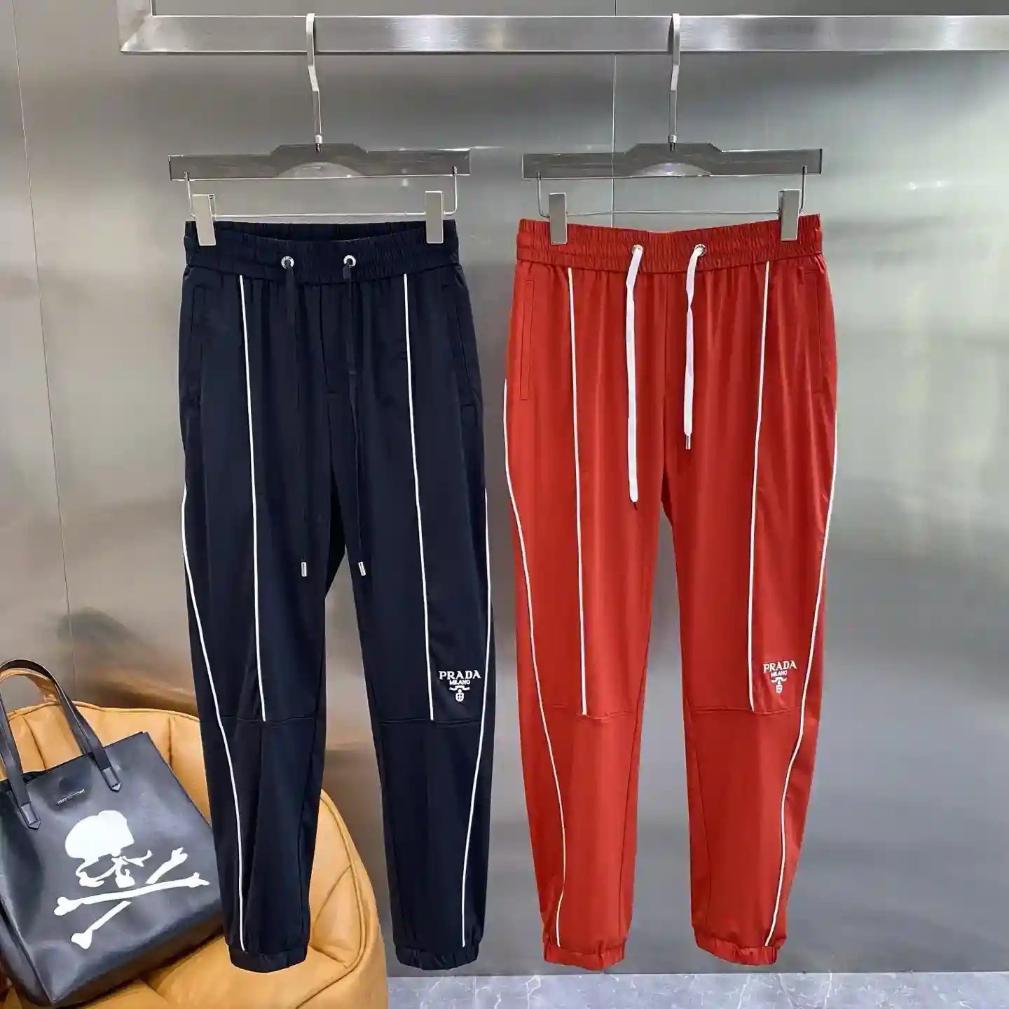 𝙉𝙚𝙬🤍 Prada Sweatpants colisão de cores de charme da moda O lado das calças linhas brancas atraentes com o requintado logotipo da Prada simples, mas não perde o senso de moda Os tecidos são confortáveis e amigos da pele para usar confortável e livre de restrições Cintura elástica com design de cordão M-3XL 🅿️460-sacos-da-alta-moda