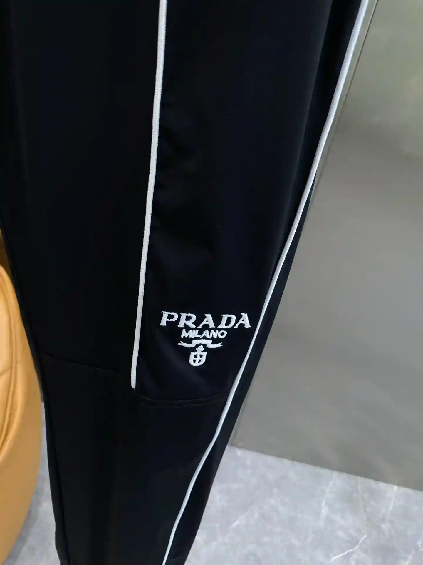 图片[5]-《𝙉𝙚𝙬🤍普拉达》
Prada 卫裤色彩碰撞的时尚魅力 裤身侧边醒目的白色线条搭配精致的 Prada 标识简约又不失时尚感面料舒适亲肤穿着自在无束缚松紧腰配抽绳设计M-3XL🅿️460-高仿包包