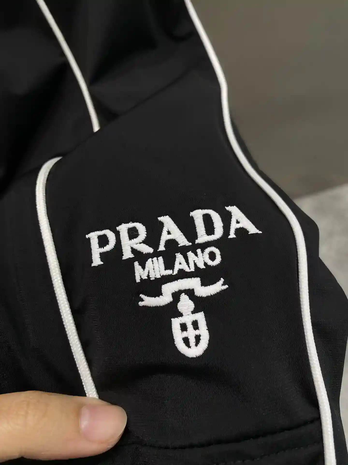 Imagem [6]-"𝙉𝙚𝙬🤍 Prada" Calças de fato de treino Prada Colisão de cores do glamour da moda Linhas brancas marcantes na lateral das calças com o requintado logótipo Prada Sentido simples mas elegante dos tecidos Confortável para a pele, confortável e livre de constrangimentos Cintura elástica com cordão Design M-3XL🅿️460-sacos-da-alta-moda