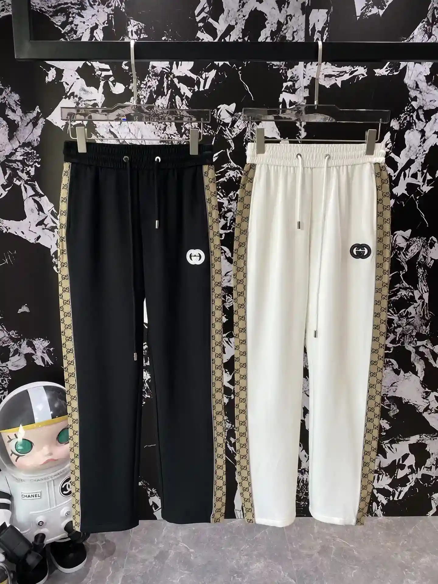 𝙉𝙚𝙬🤍El pantalón cortavientos de Gucci es una mezcla perfecta de clásico y moda, con las icónicas rayas estampadas con la doble G en los laterales que resultan vintage y chic.El llamativo logotipo en el cuerpo del pantalón resalta el estilo de la marca.El tejido es suave y agradable a la piel, por lo que resulta súper cómodo de llevar.M-3XL 🅿️460-bolsos-de-alta-moda