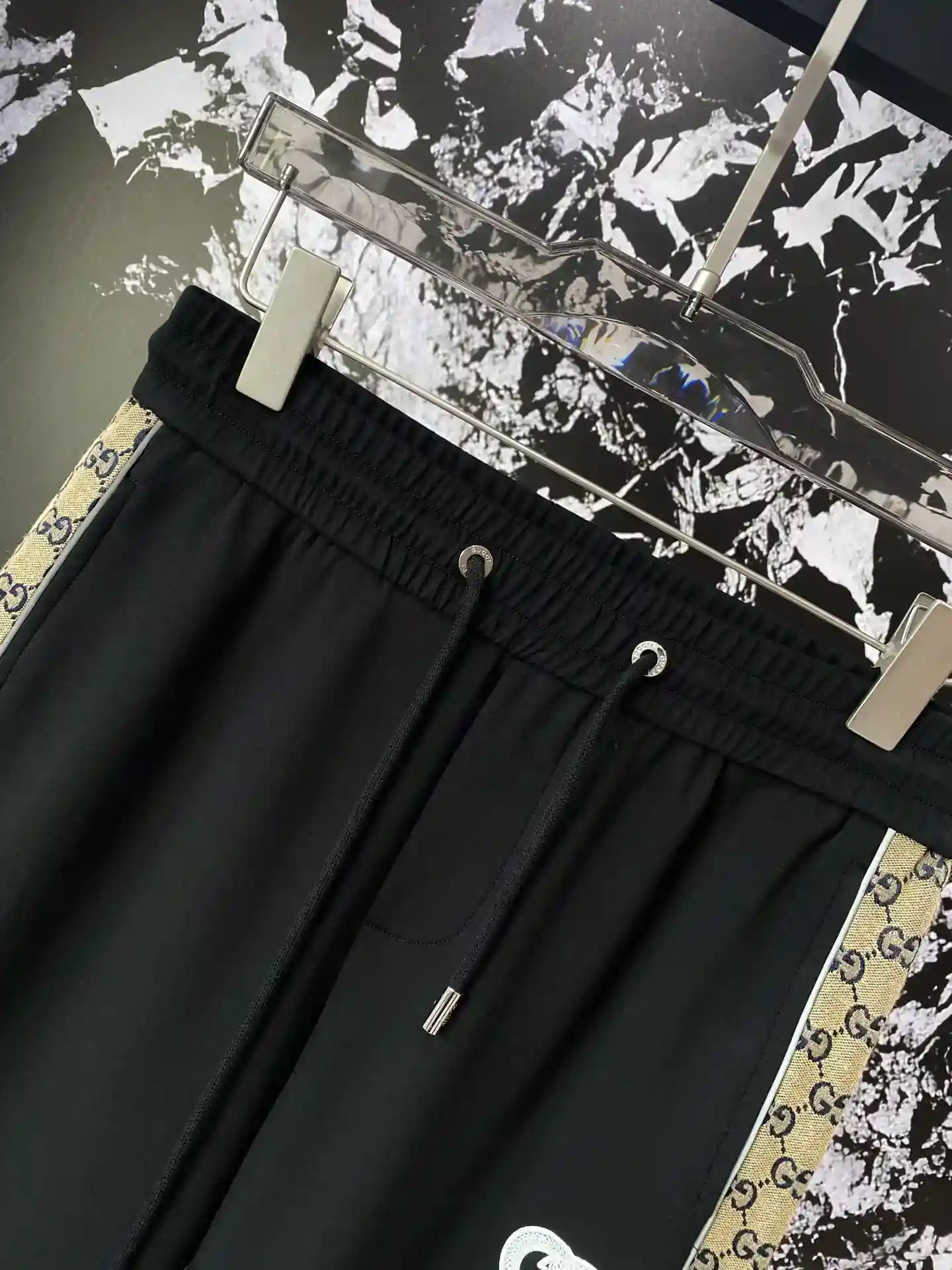 Imagen [3]-"𝙉𝙚𝙬🤍 Gucci" Gucci pantalones de protección contra el viento son una mezcla perfecta de clásico y de moda con el icónico doble G raya estampada en el lado de la vendimia y el cuerpo elegante pantalón llamativo logotipo destaca el estilo de la marca de la tela es suave y agradable a la piel en el cuerpo super cómodo M-3XL 🅿️460-bolsos-de-alta-moda