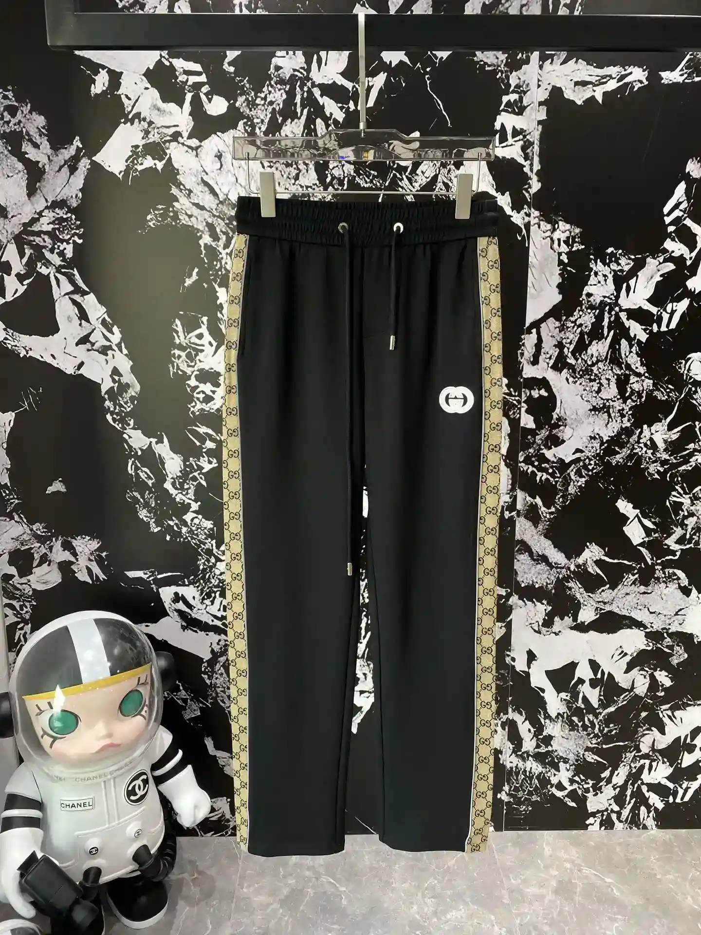 Image [2]-"𝙉𝙚𝙬🤍 Gucci" Le pantalon coupe-vent Gucci est un mélange parfait de classique et de mode avec l'emblématique rayure à motif double G sur le côté du pantalon vintage et chic Le logo accrocheur souligne le style de la marque Le tissu est doux et agréable pour la peau sur le corps ultra confortable M-3XL 🅿️460-sacs-haute-mode