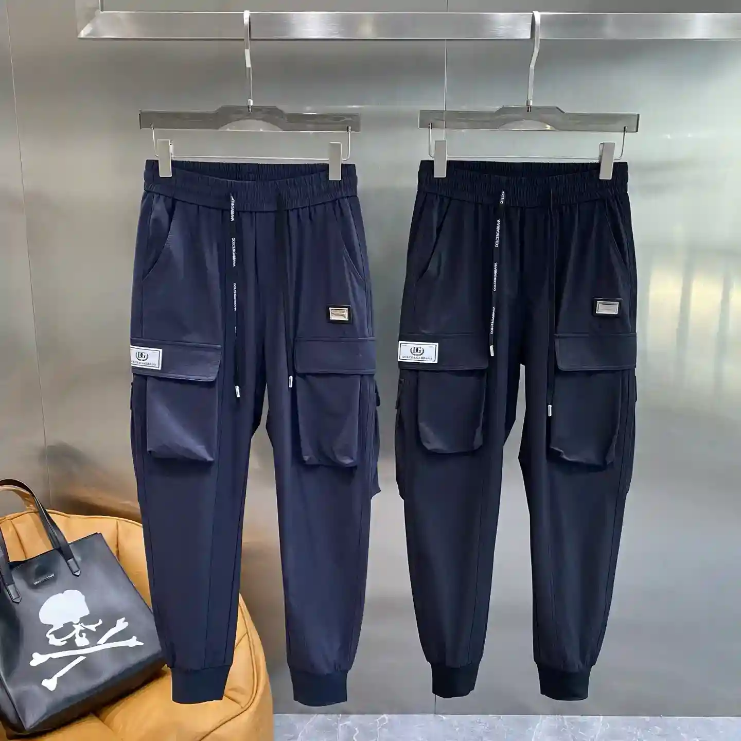 𝙉𝙚𝙬🤍D&G "DG work style sweatpants with large pockets are not only practical but also add a sense of cool and handsome pants body of the small logo is exquisite and eye-catching to show the unique taste of the fabric is soft and texture comfortable to wear with the elastic waist with a drawstring can be very good to fit the waist! Drawstring style sharp and stylish M-3XL🅿️460-high replica bags