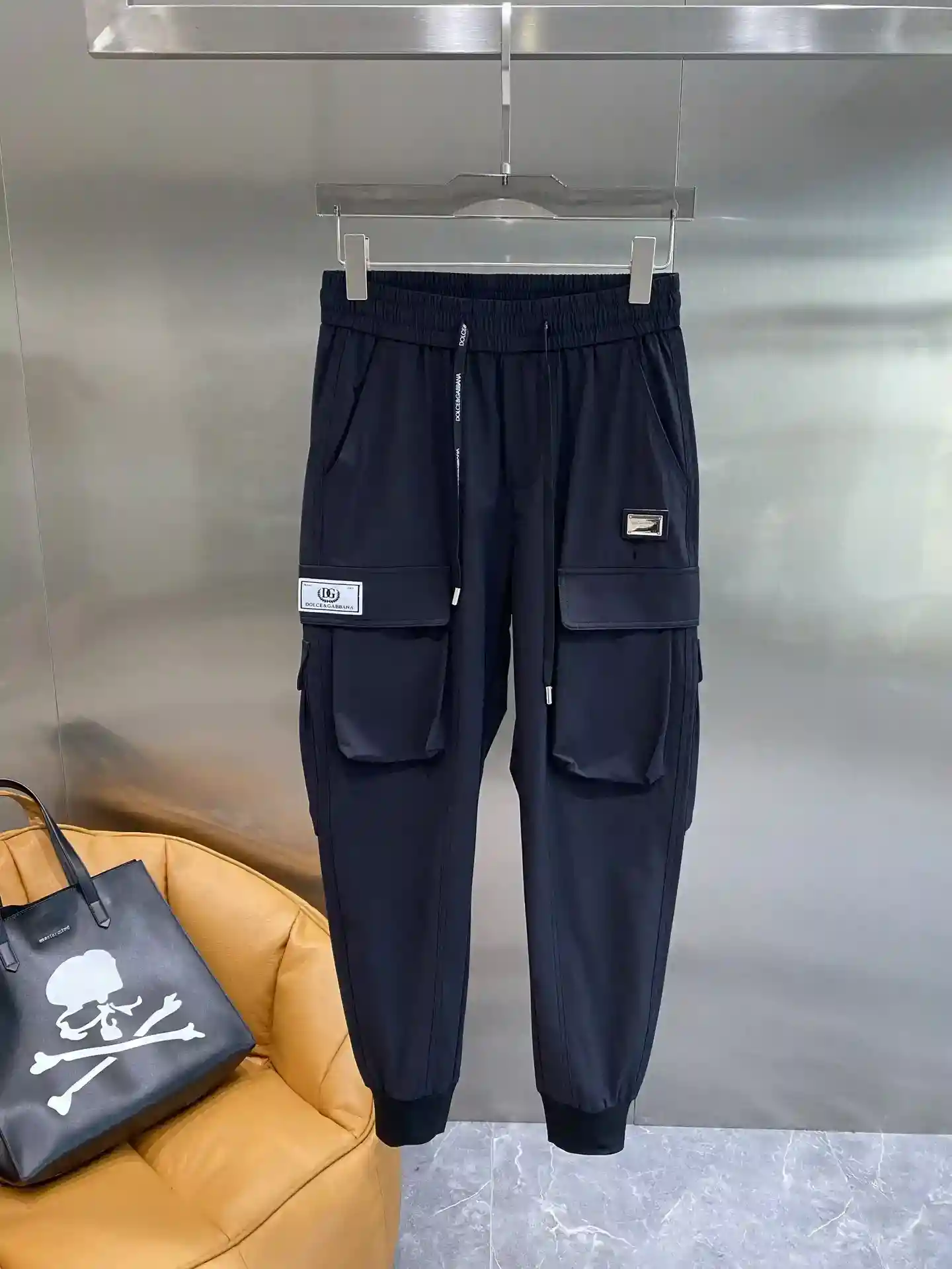 Picture [2]-"𝙉𝙚𝙬🤍D&G "DG work style sweatpants large pockets design is not only practical but also add a sense of cool handsome pants body of the small logo is exquisite and eye-catching to highlight the unique taste of the fabric is soft and texture comfortable to wear at ease elastic waist with a drawstring can be very good to fit the waist drawstring style is very good to fit M-3XL 460-High Faux Bag Bag M-3XL 460-High Faux Bag The elastic waist with drawstring can be very good to fit the waist drawstring style sharp and stylish M-3XL🅿️460-high-fashion bags