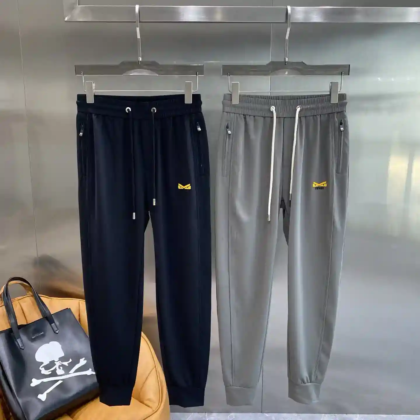 𝙉𝙚𝙬🤍 Fendi Sweatpants trésor cool et confortable simple profil bas et de haute qualité tons gris polyvalent et pas difficile pantalon logo monstre jaune vif ajouter instantanément ludique et un sens de la tendance l'identité de la marque Fendi souligne également l'identité unique de la M. 3XL🅿️460 - Sacs à main haut de gamme