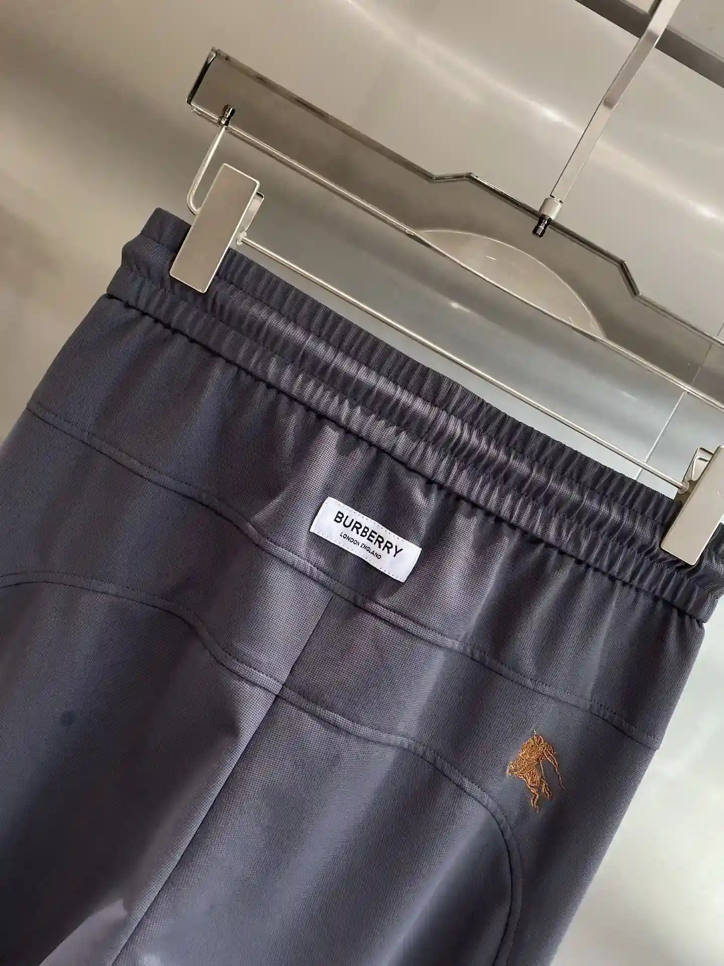 Image [8]-"𝙉𝙚𝙬🤍 Ba Jia" Le pantalon décontracté Burberry joue le style britannique classique Ambiance stable Le logo de la marque à la taille met en valeur l'identité du corps du pantalon Le petit logo exquis est le stylo qui attire l'attention dégage un style britannique unique M-3XL 🅿️460-sacs-haute-mode