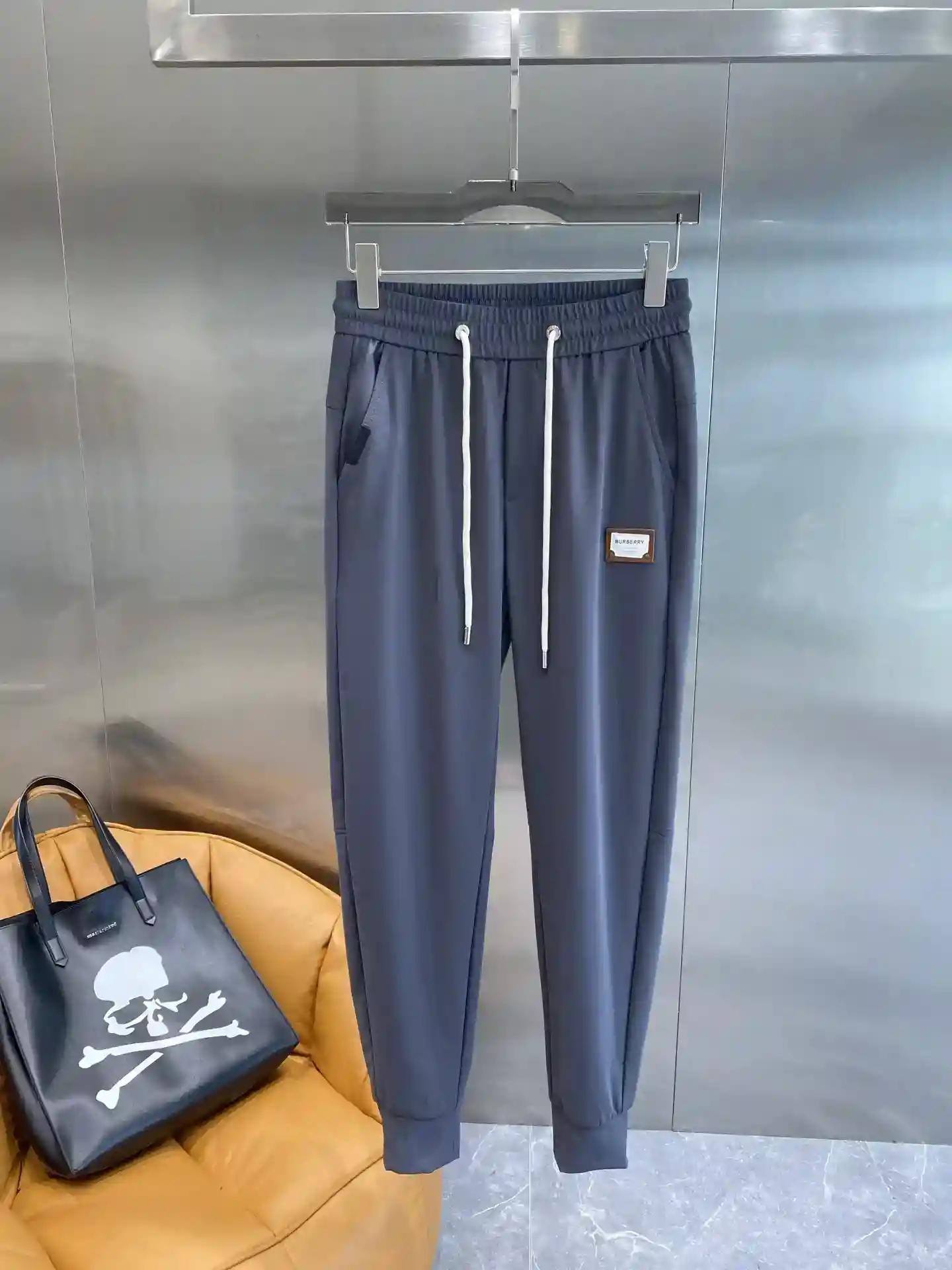 Image [2]-"𝙉𝙚𝙬🤍 Ba Jia" Le pantalon décontracté Burberry joue le style britannique classique Ambiance stable Le logo de la marque à la taille met en valeur l'identité du pantalon Le petit logo exquis est le stylo qui attire l'attention dégage un style britannique unique M-3XL 🅿️460-sacs-haute-mode