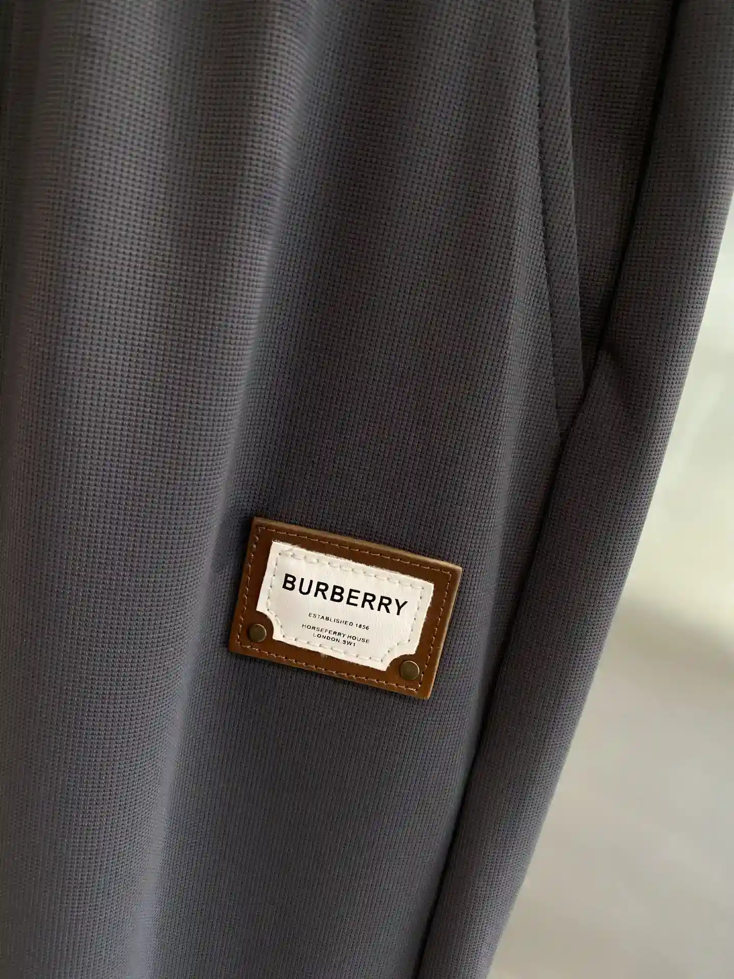 Image [5]-"𝙉𝙚𝙬🤍 Ba Jia" Le pantalon décontracté Burberry joue le style britannique classique Ambiance stable Le logo de la marque à la taille met en valeur l'identité du pantalon Le petit logo exquis est le stylo qui attire l'attention dégage un style britannique unique M-3XL 🅿️460-sacs-haute-mode